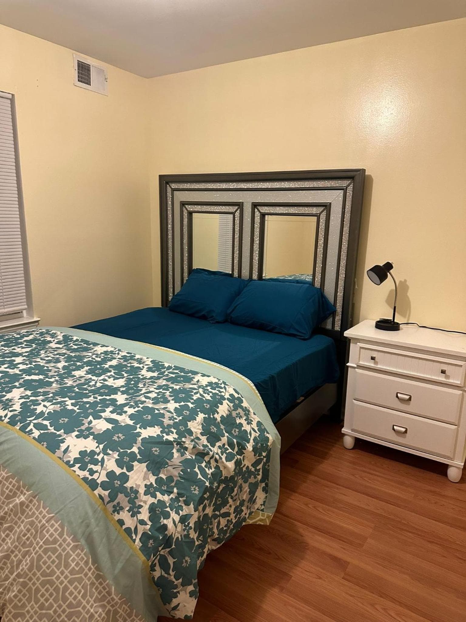Nwk 457 RM 112-B interior in Newark, NJ — gallery photo 2
