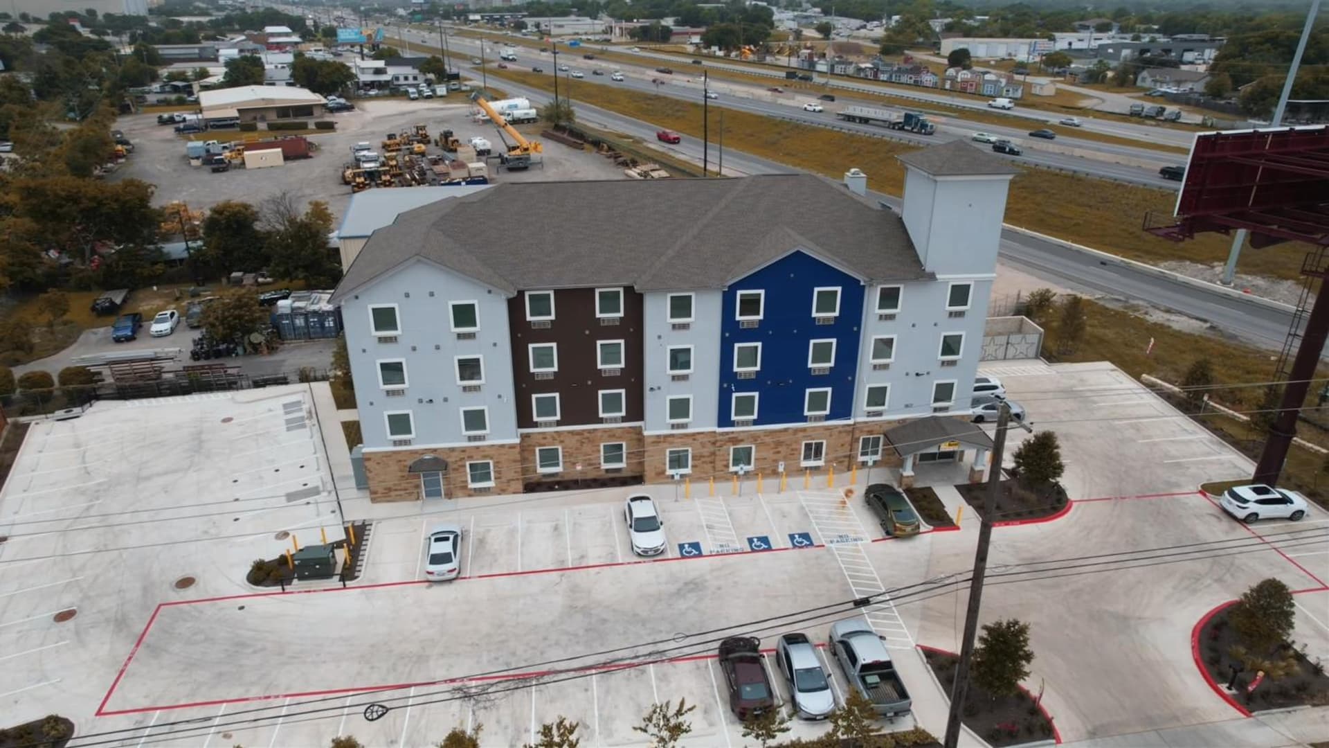 Texas Bungalows Hotel and Hotel Que at i35 Austin Pflugerville interior in Pflugerville, TX — gallery photo 2