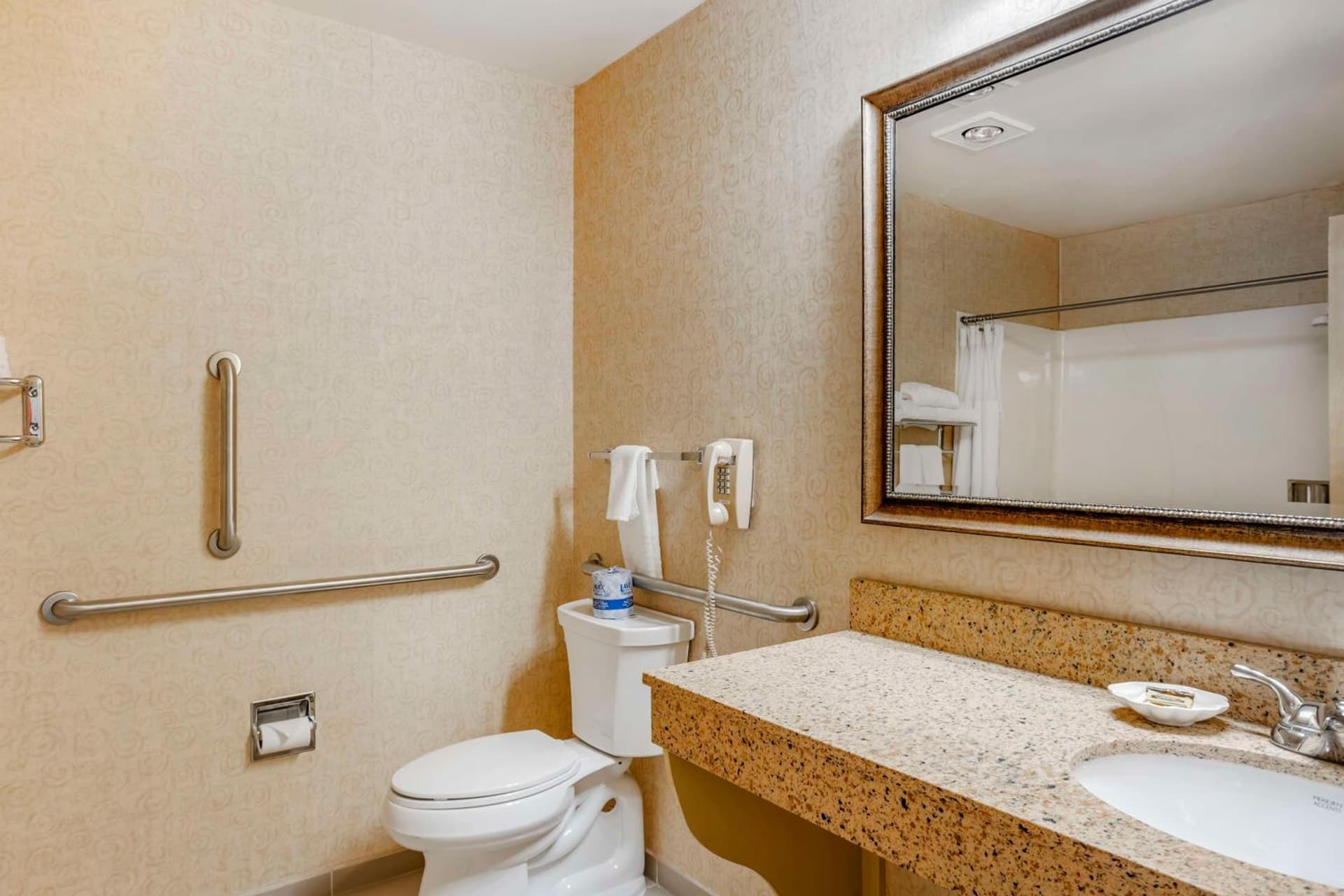 Best Western PLUS Revere Inn & Suites property views in Paradise — gallery photo 3