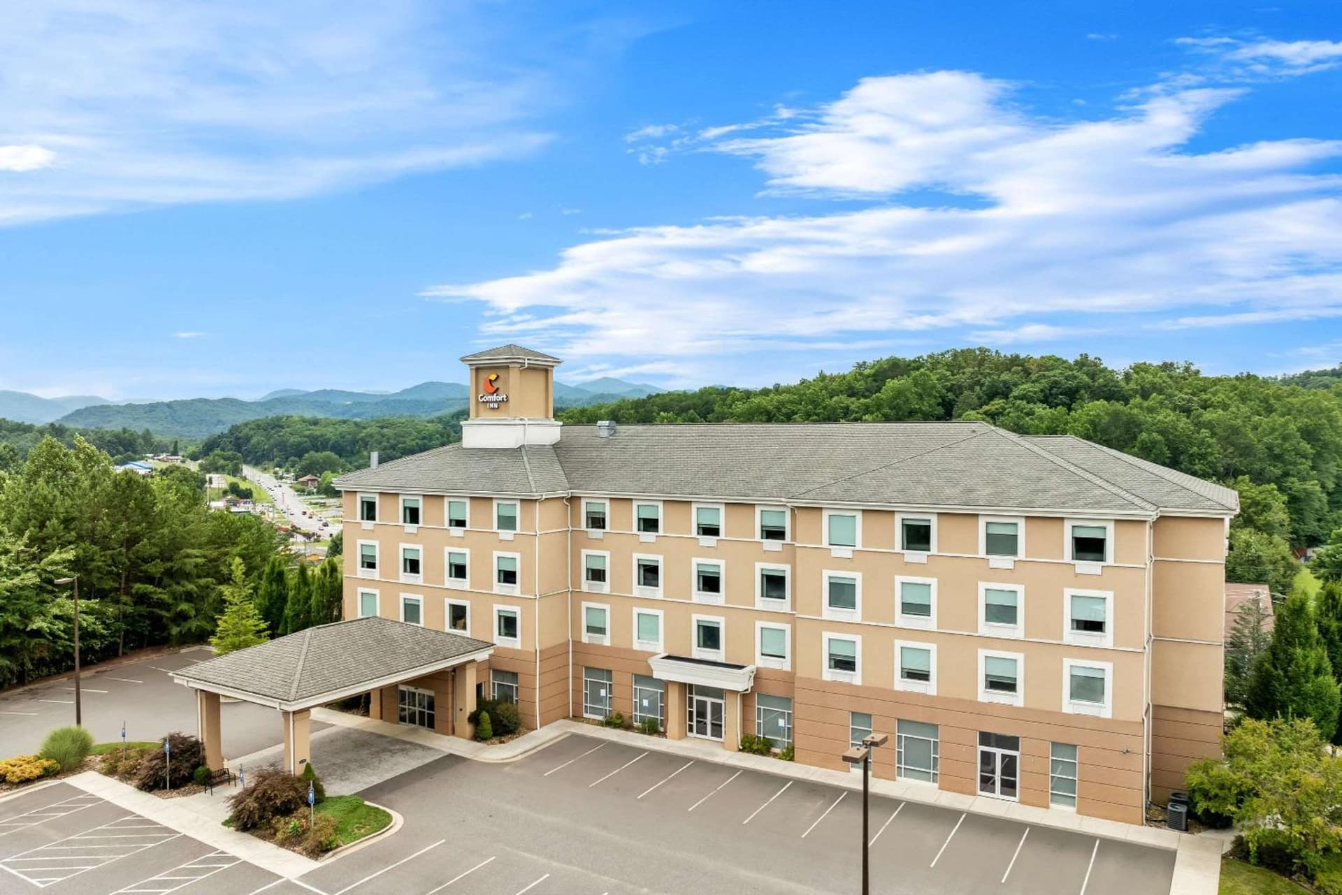 Comfort Inn Sylva - Cullowhee interior in Dillsboro, NC — gallery photo 2
