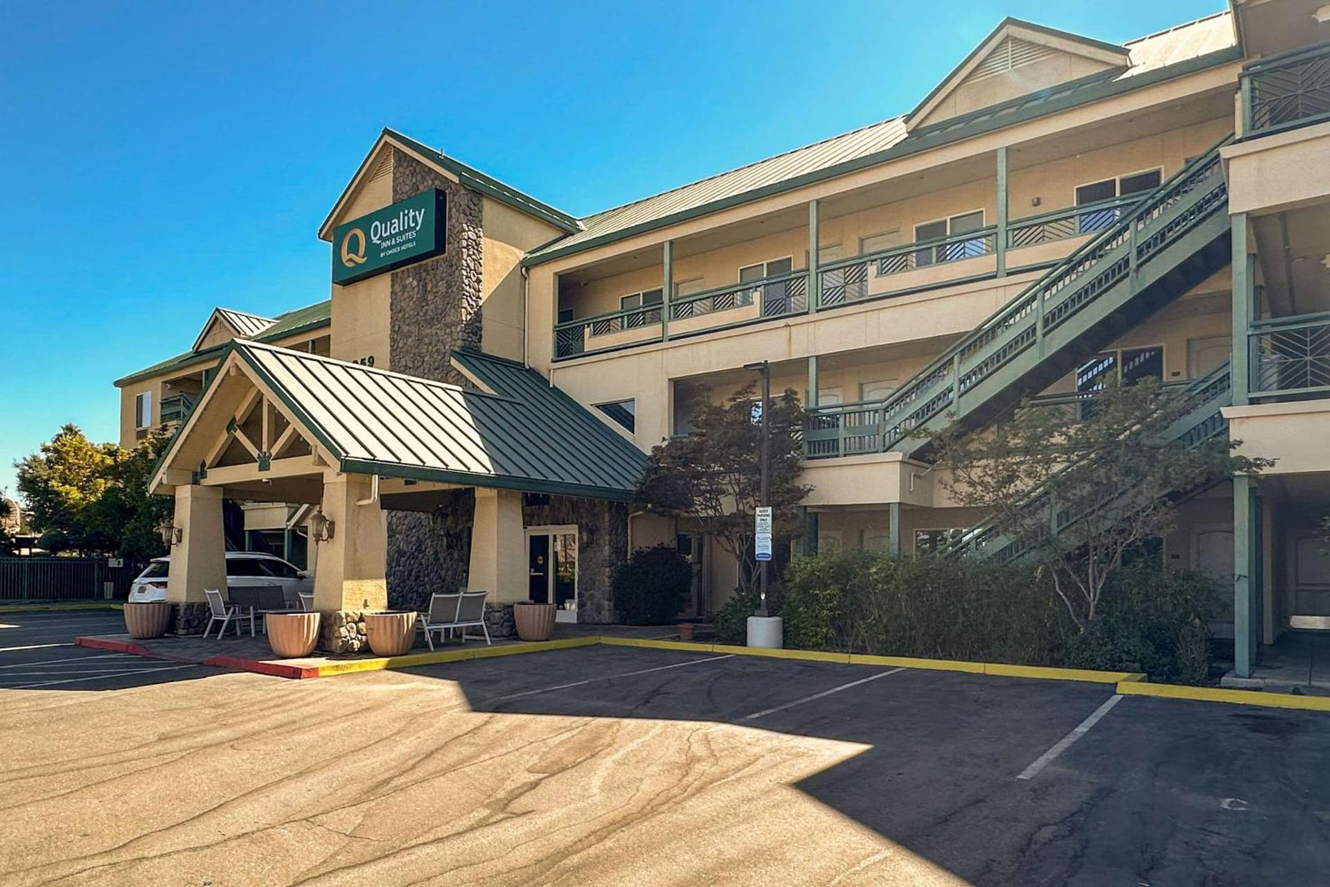 Quality Inn & Suites Livermore Wine Country interior in Livermore, CA — gallery photo 2