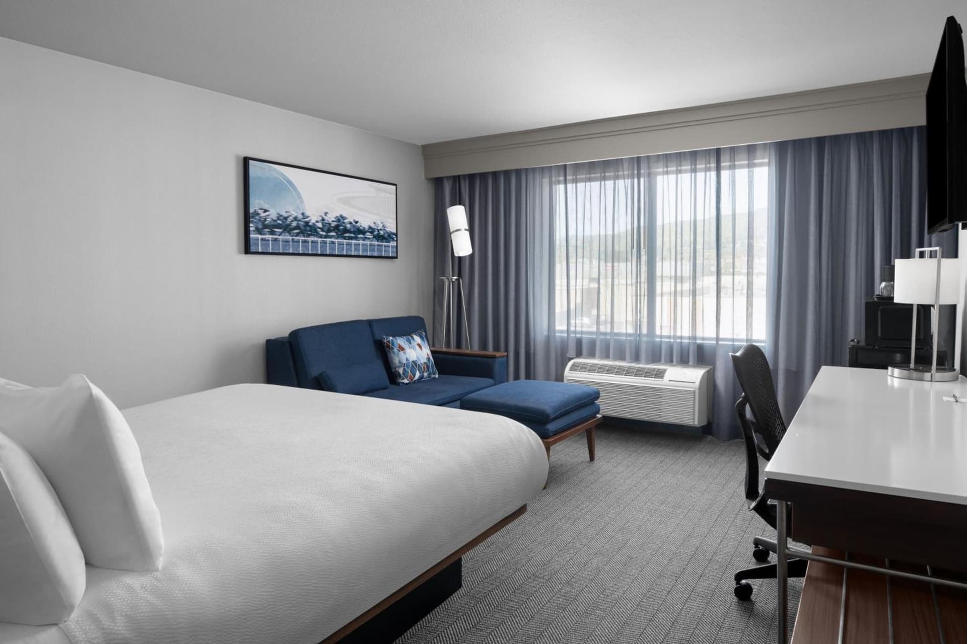 Courtyard Los Angeles Burbank Airport property views in Burbank, CA — gallery photo 3