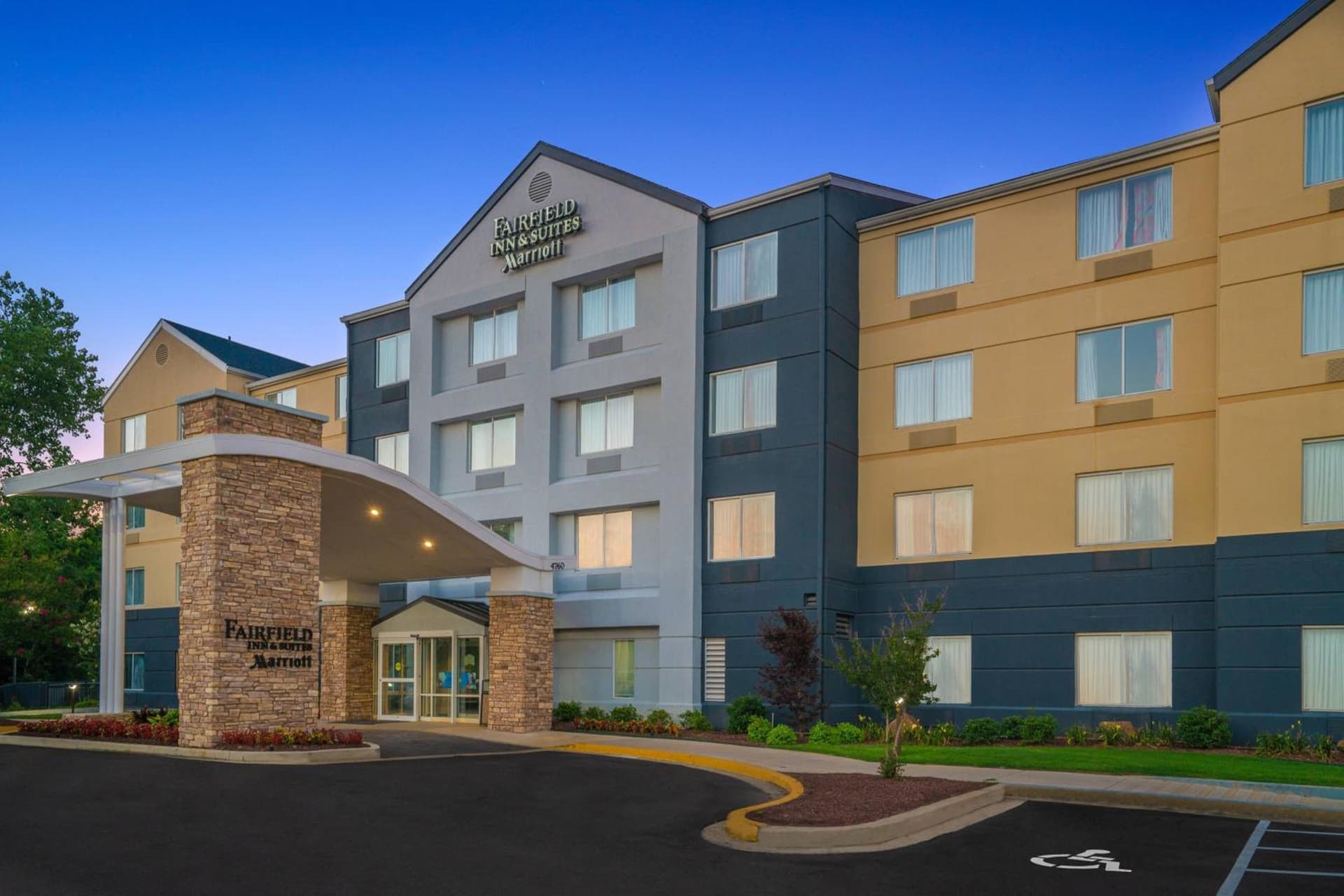 Fairfield Inn & Suites Memphis I-240 & Perkins interior in Memphis, TN — gallery photo 2