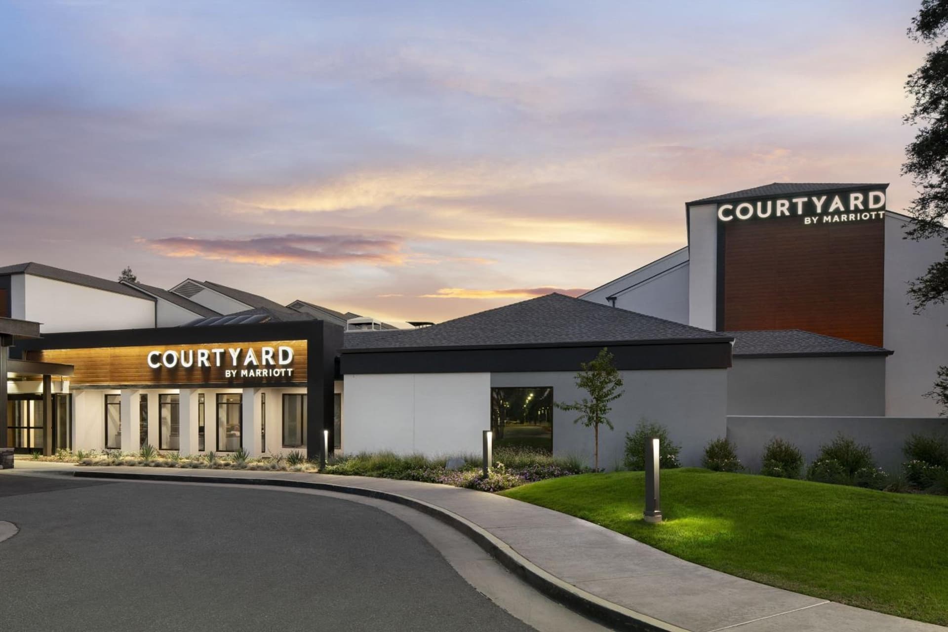 Courtyard by Marriott Bakersfield interior in Bakersfield, CA — gallery photo 2