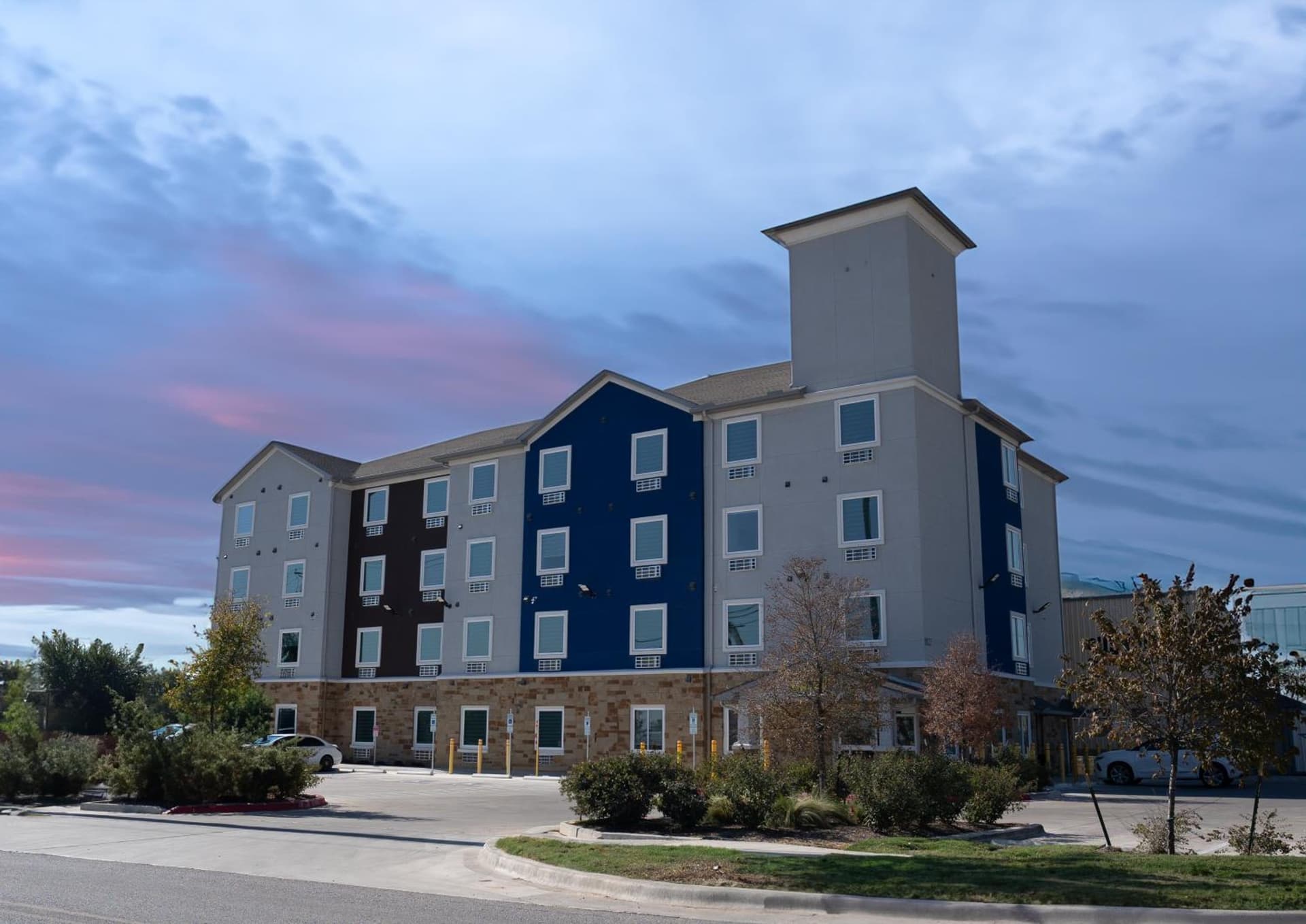 Texas Bungalows Hotel and Hotel Que at i35 Austin Pflugerville featured exterior or lobby in Pflugerville, TX — similar hotel