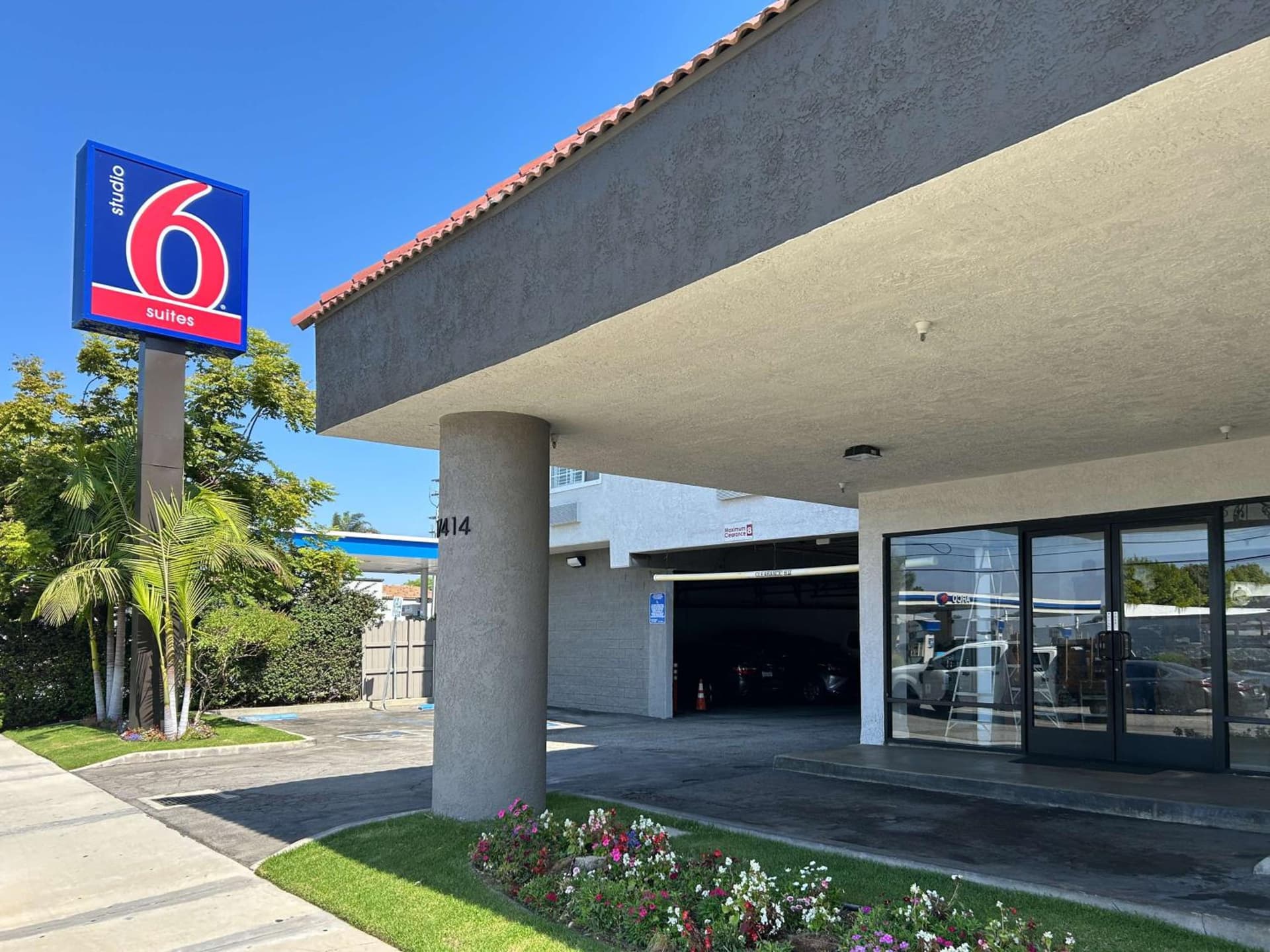 Studio 6 Suites Gardena, CA featured exterior or lobby in Gardena, CA — similar hotel