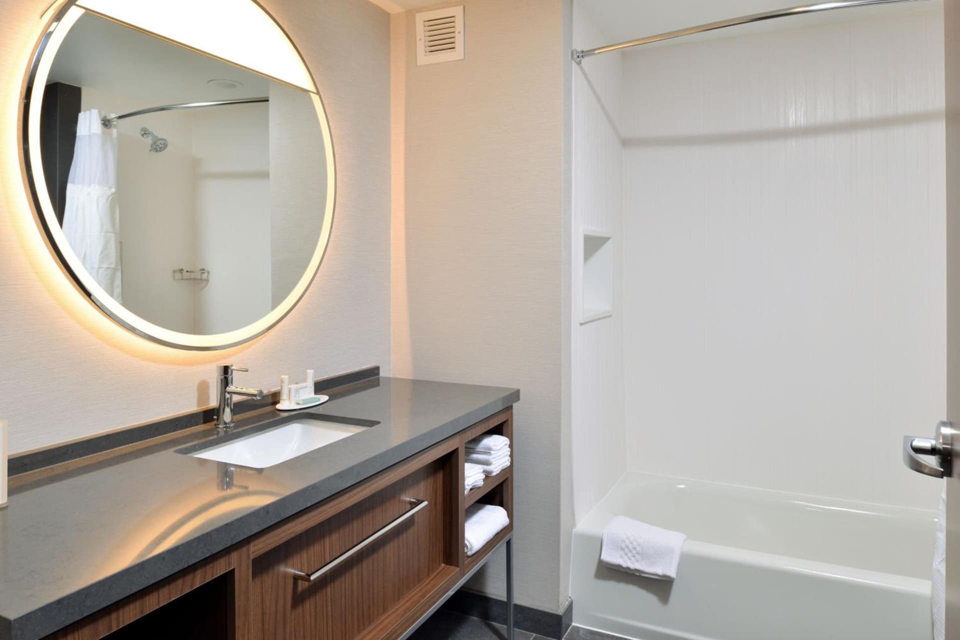 Courtyard by Marriott Raleigh Cary Crossroads gallery photo in Cary, NC — image 27