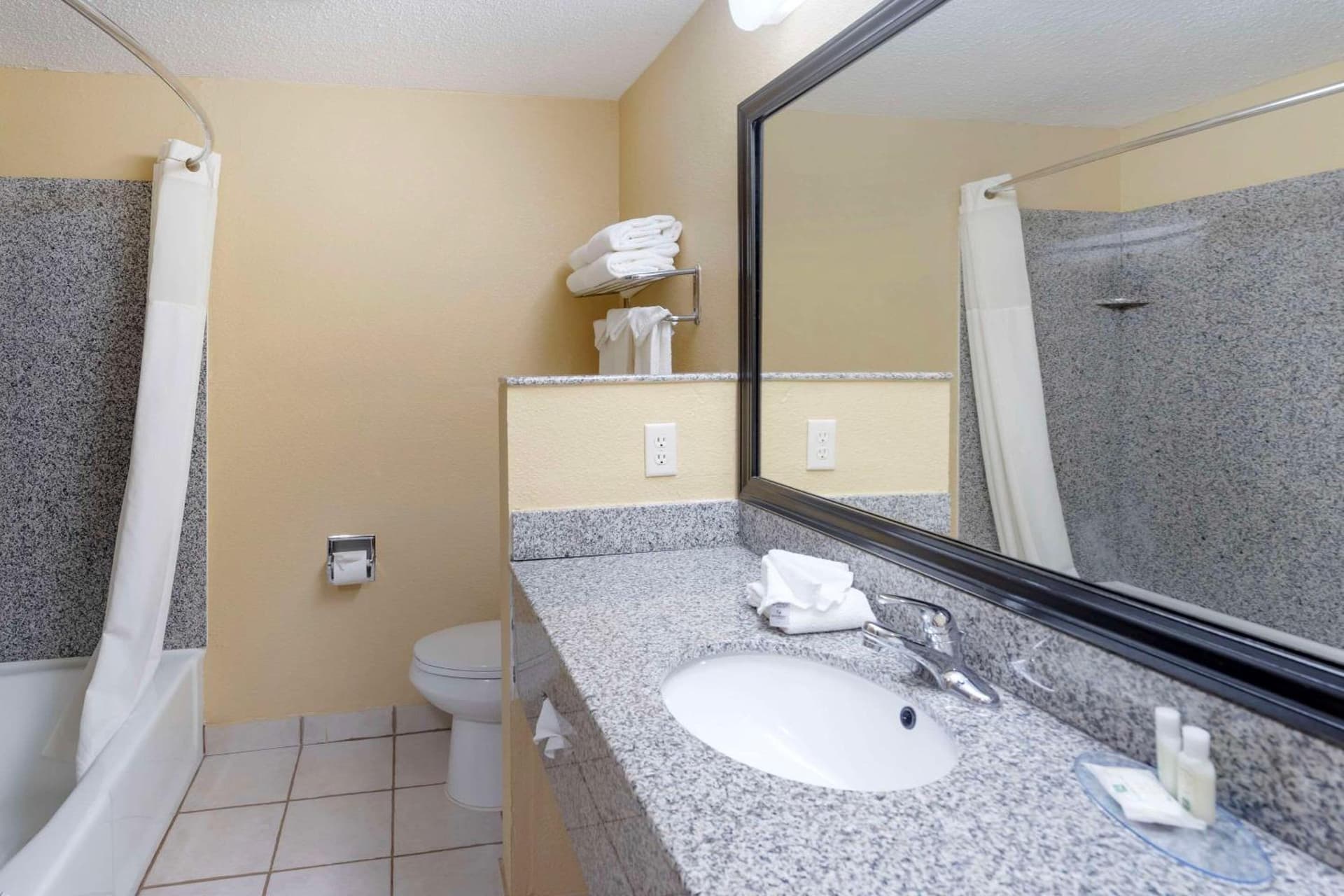 Quality Inn & Suites Bloomington University Area gallery photo in Bloomington, IL — image 15