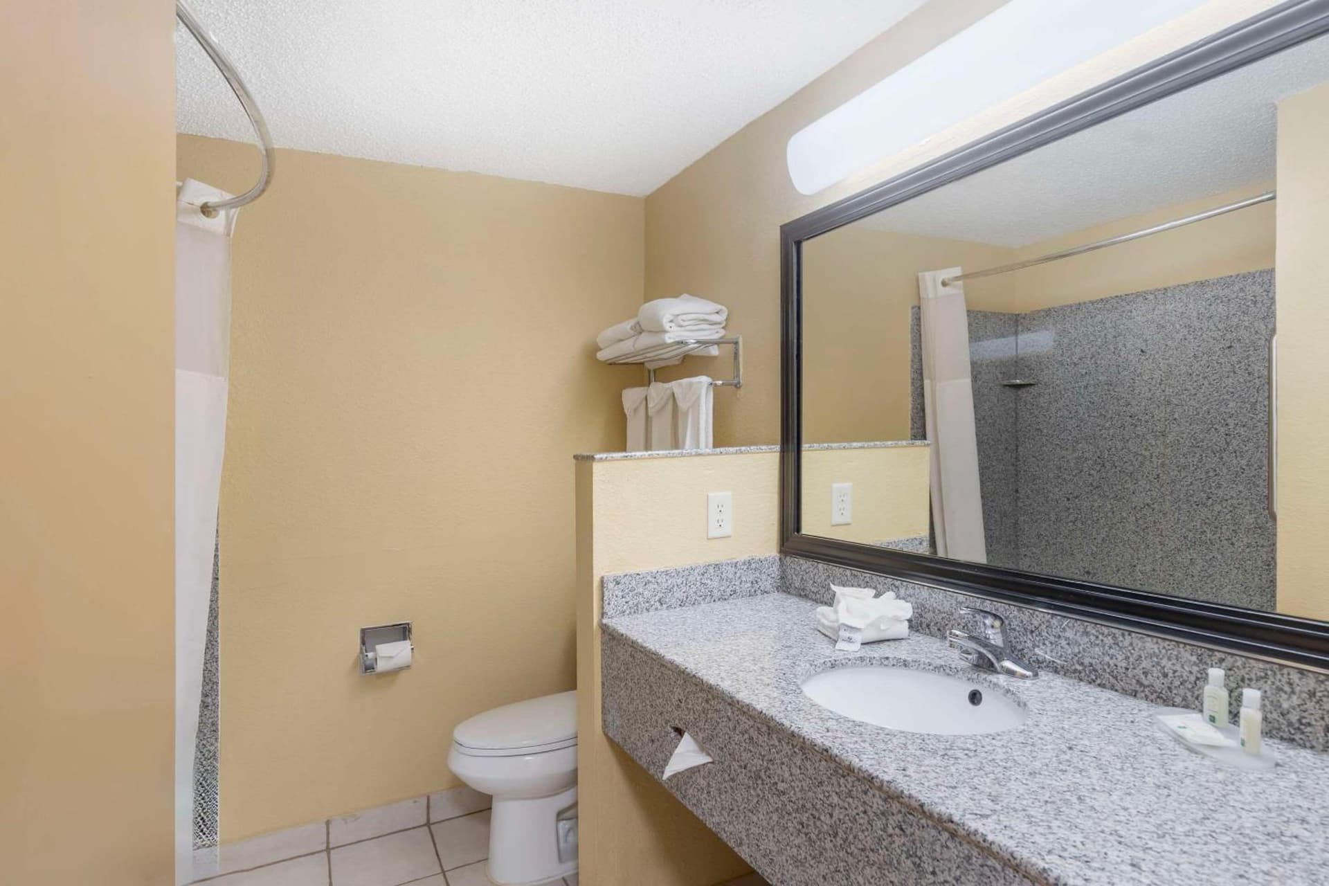 Quality Inn & Suites Bloomington University Area gallery photo in Bloomington, IL — image 5