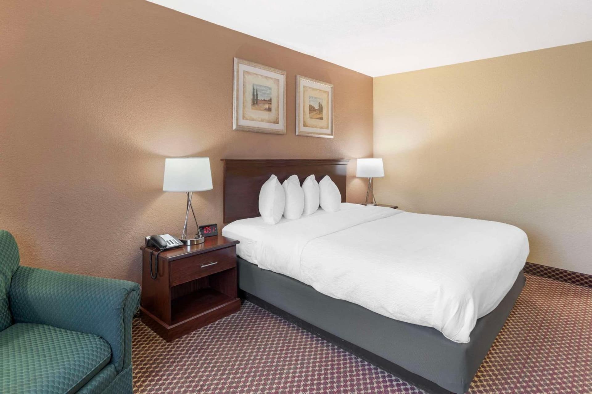 Quality Inn & Suites Bloomington University Area interior in Bloomington, IL — gallery photo 2