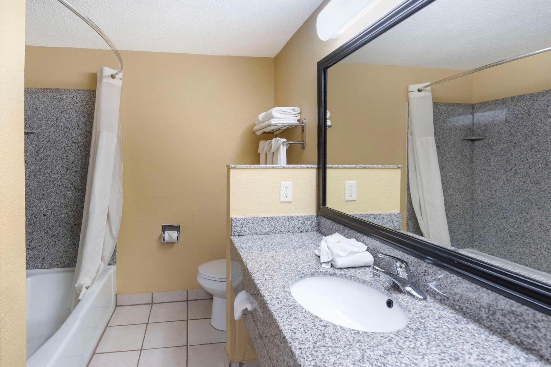 Quality Inn & Suites Bloomington University Area gallery photo in Bloomington, IL — image 21