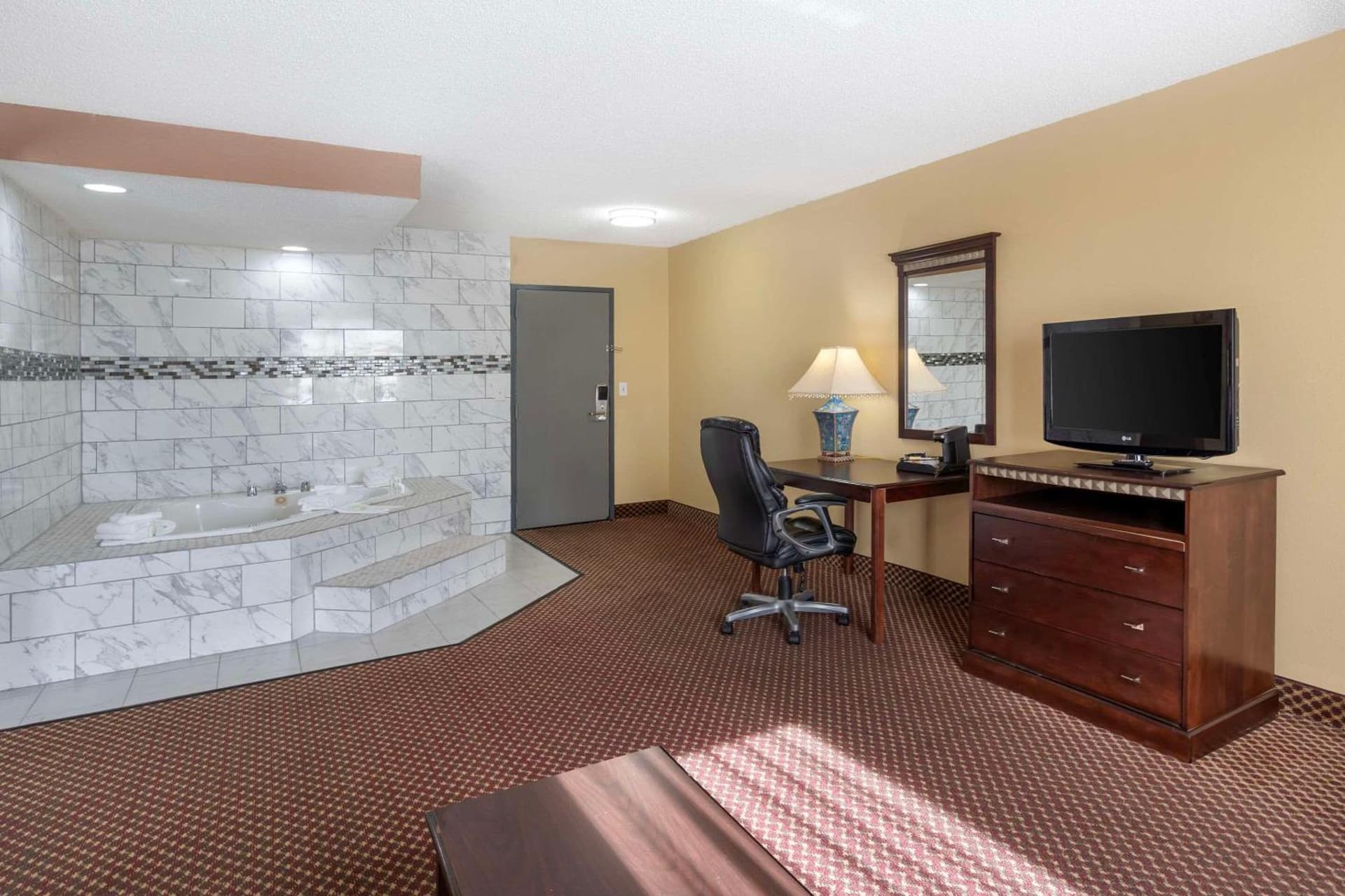 Quality Inn & Suites Bloomington University Area gallery photo in Bloomington, IL — image 22