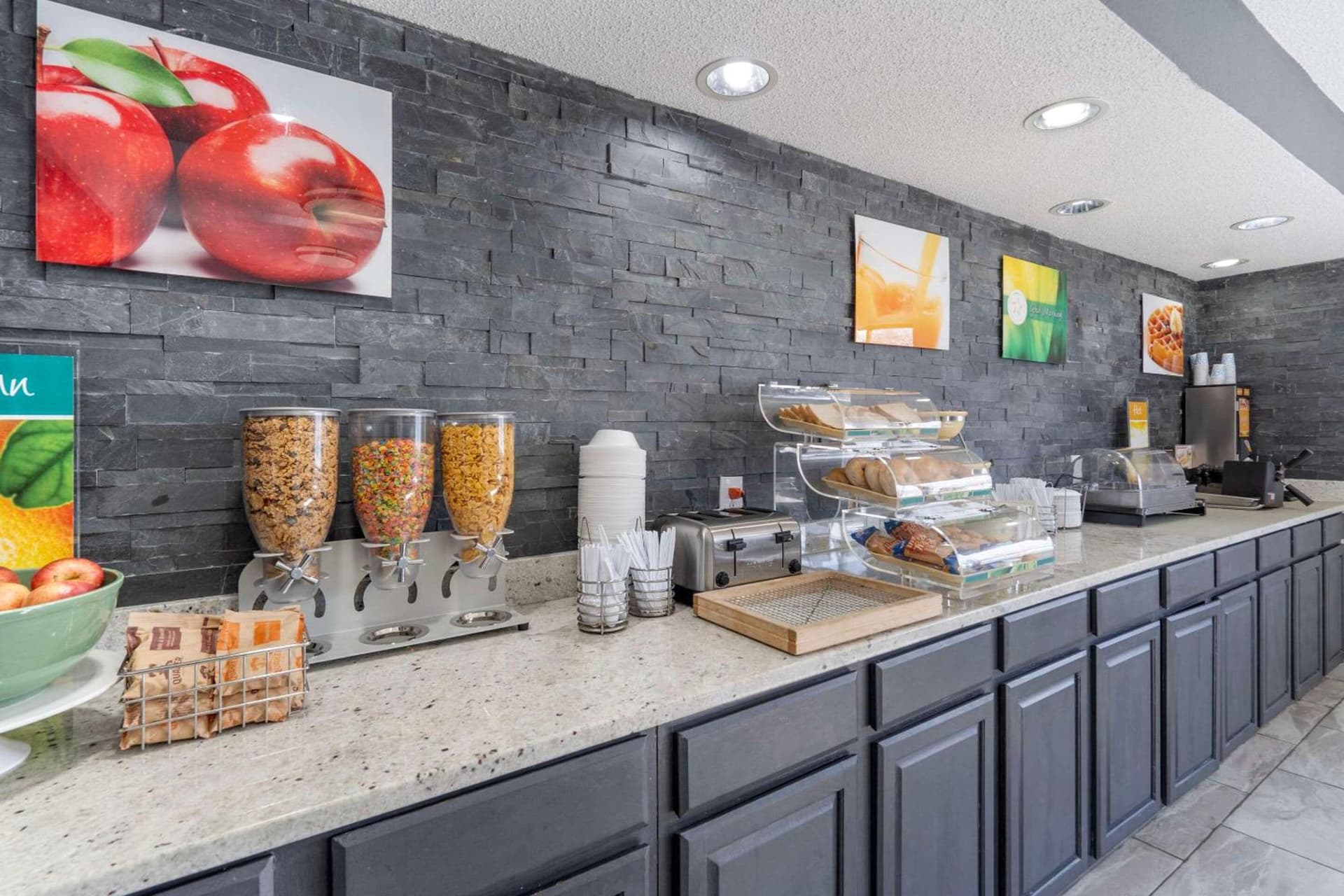 Quality Inn & Suites Bloomington University Area gallery photo in Bloomington, IL — image 4