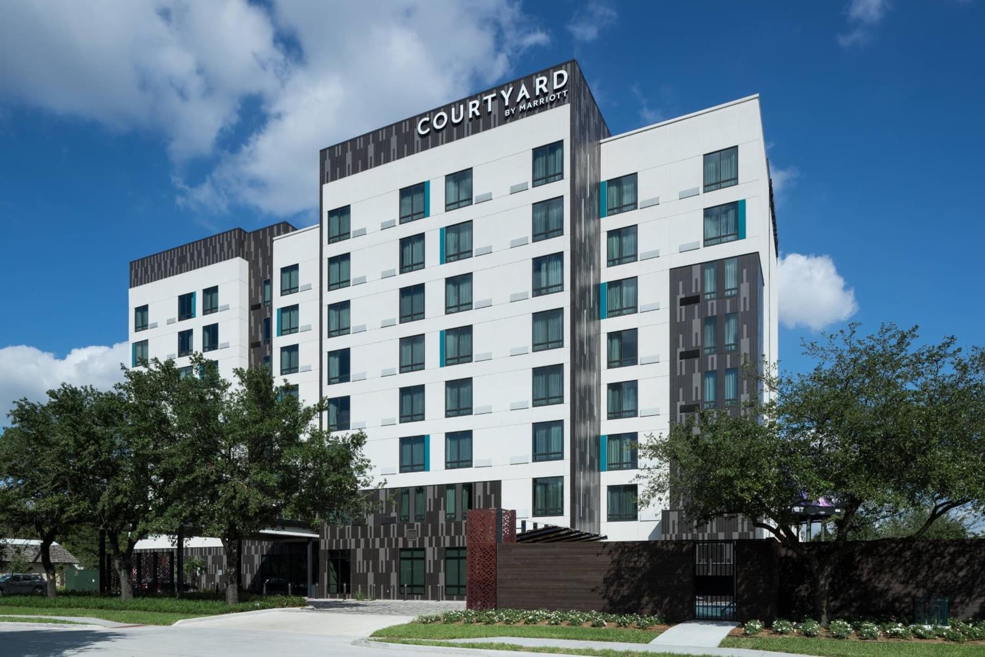 Courtyard by Marriott Houston Heights/I-10 interior in Houston, TX — gallery photo 2