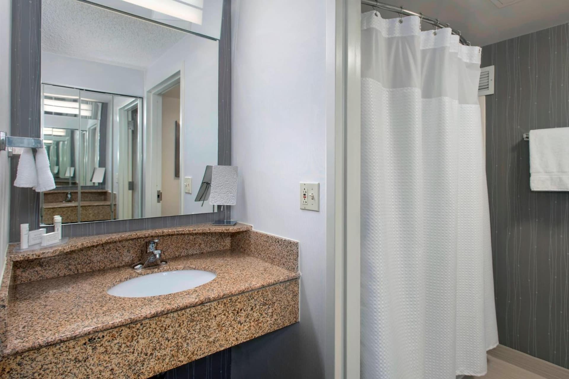 Courtyard by Marriott Newark Elizabeth gallery photo in Elizabeth, NJ — image 4