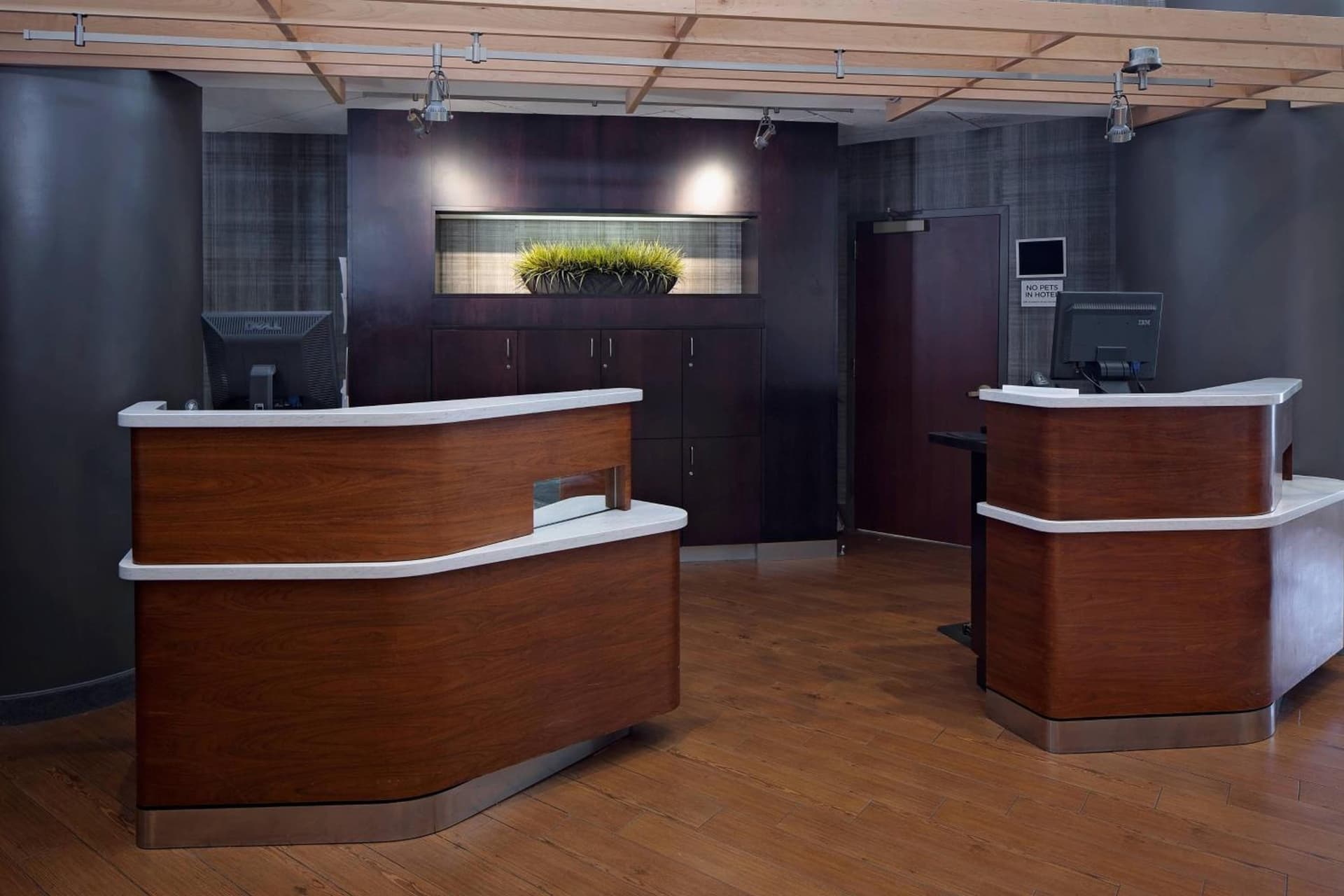 Courtyard Long Island MacArthur Airport interior in Ronkonkoma, NY — gallery photo 2