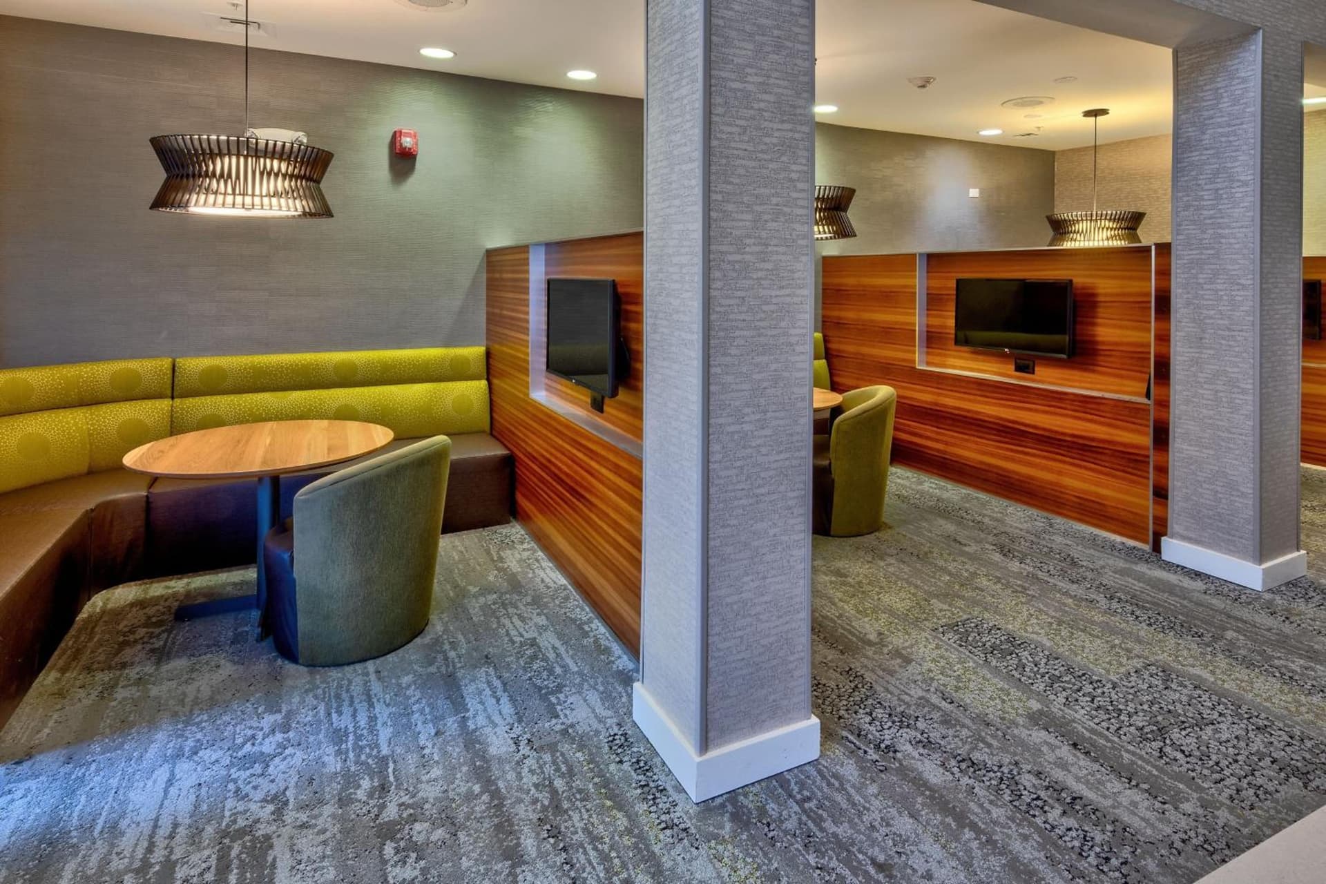 Courtyard Chicago St. Charles interior in Saint Charles, IL — gallery photo 2
