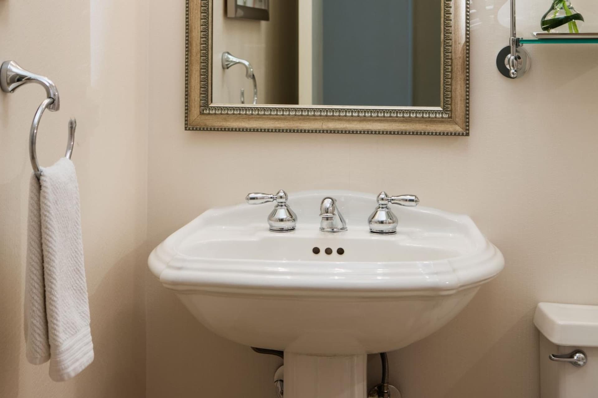 Renaissance Newark Airport Hotel gallery photo in Elizabeth, NJ — image 9
