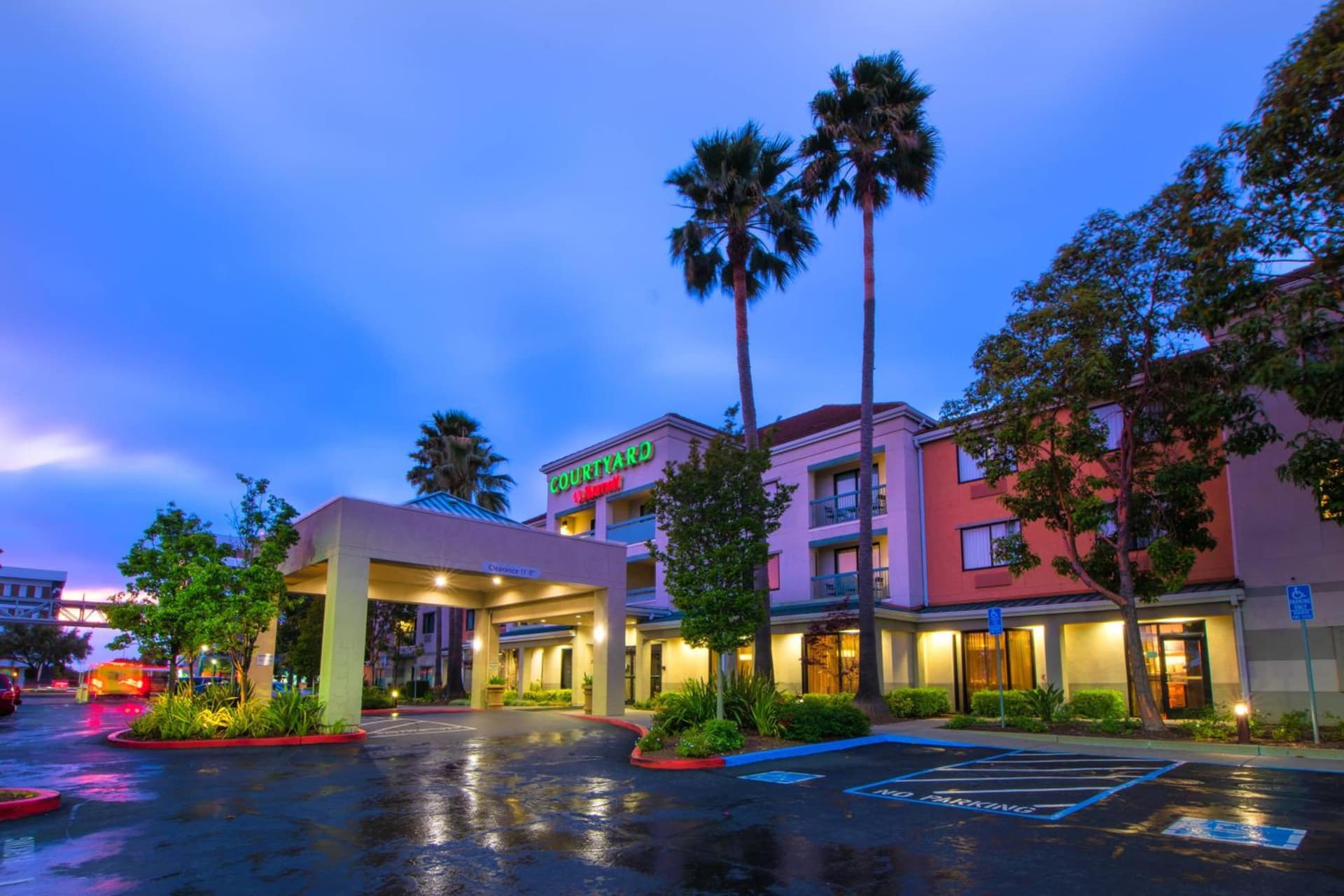 Courtyard by Marriott Oakland Airport interior in Oakland, CA — gallery photo 2