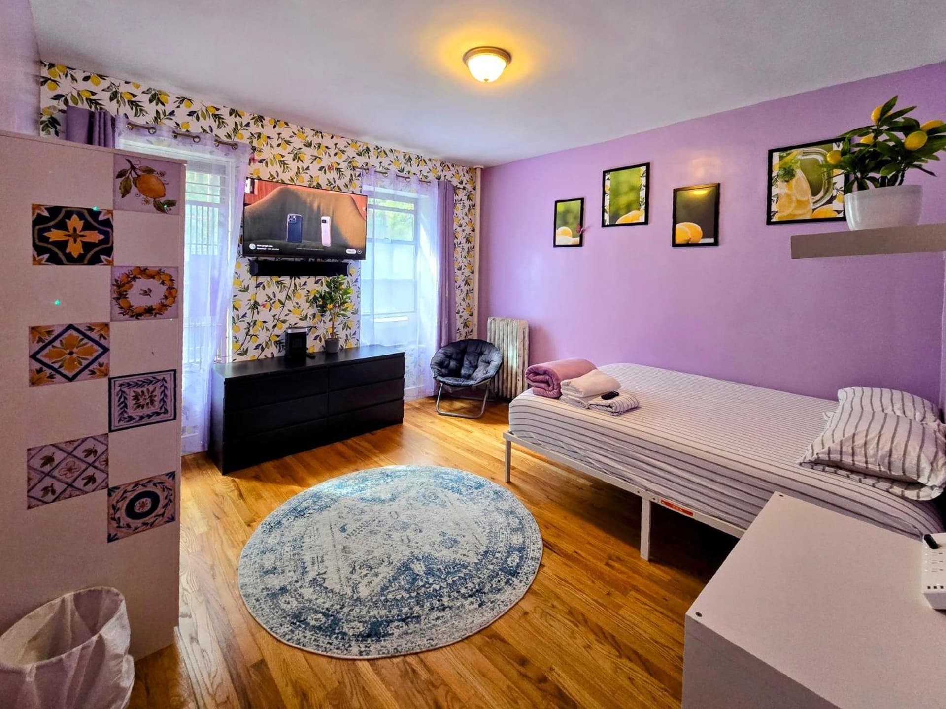 Lavender style Room in Geusthouse featured exterior or lobby in New York, NY — similar hotel