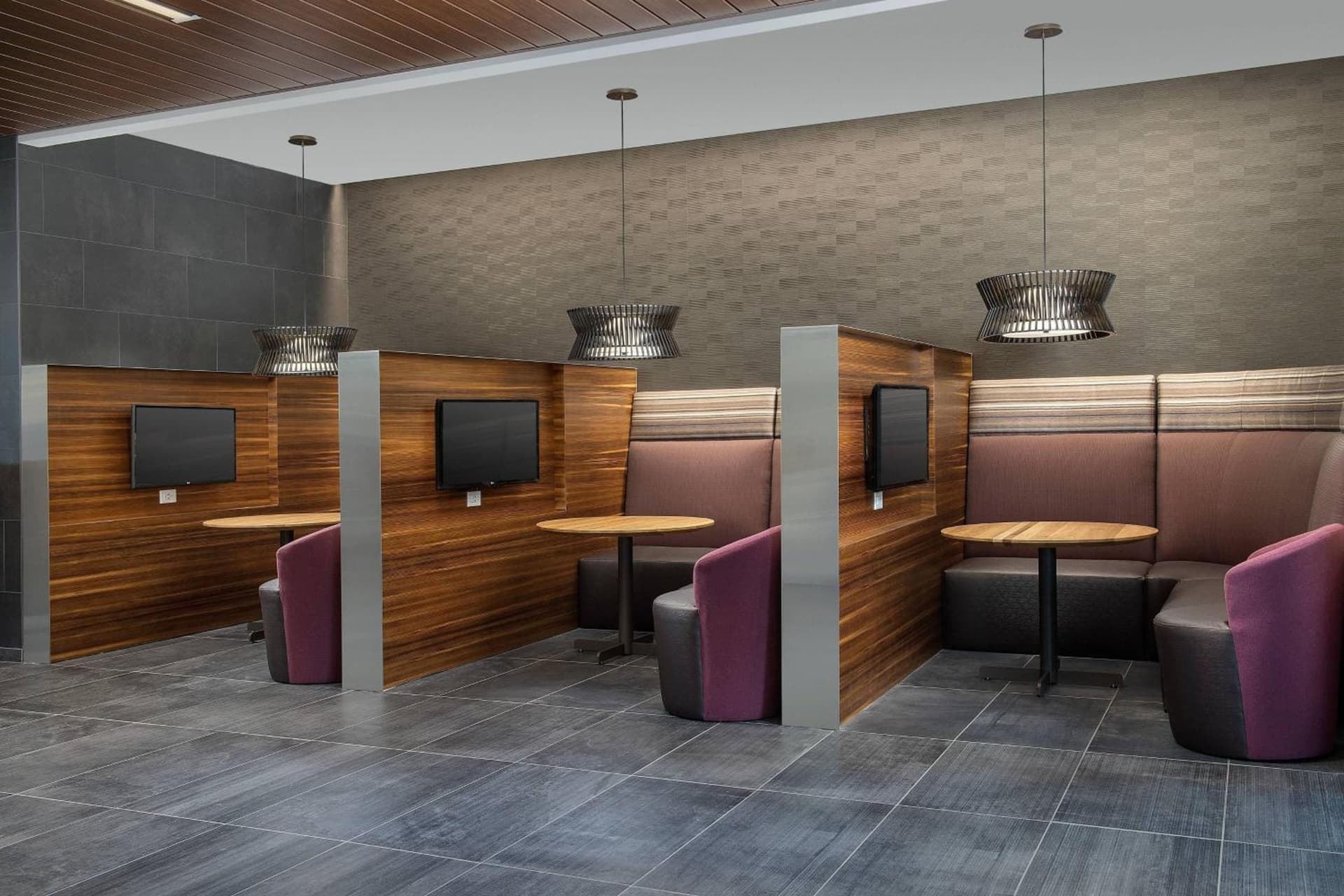 Courtyard by Marriott Portland East gallery photo in Portland, OR — image 23