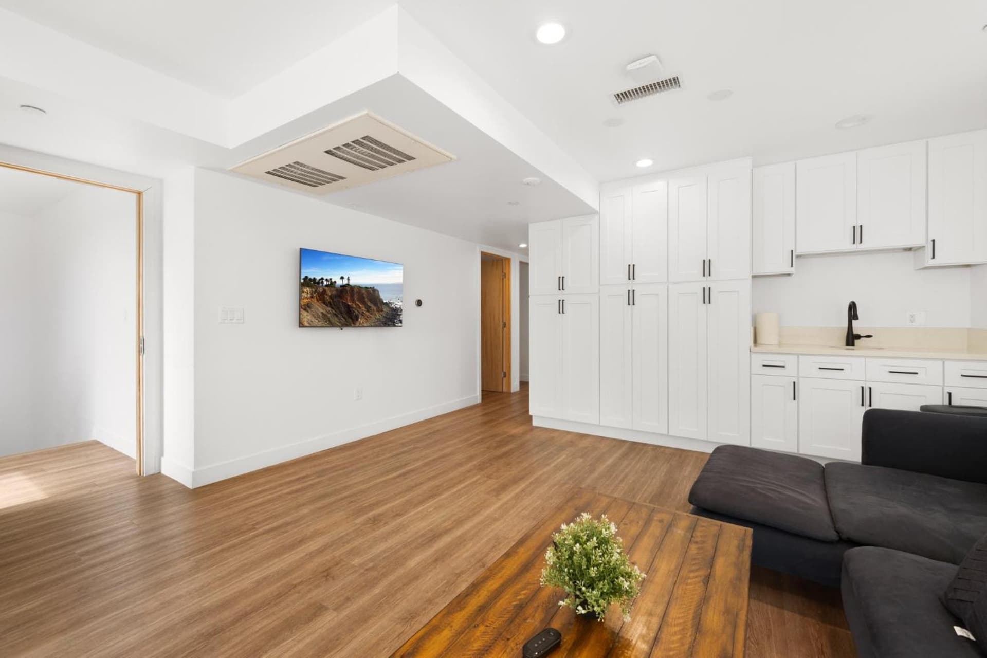Charming Urban Retreat near USC in LA- Private room with Share Living room with Kitchen featured exterior or lobby in Los Angeles, CA — similar hotel