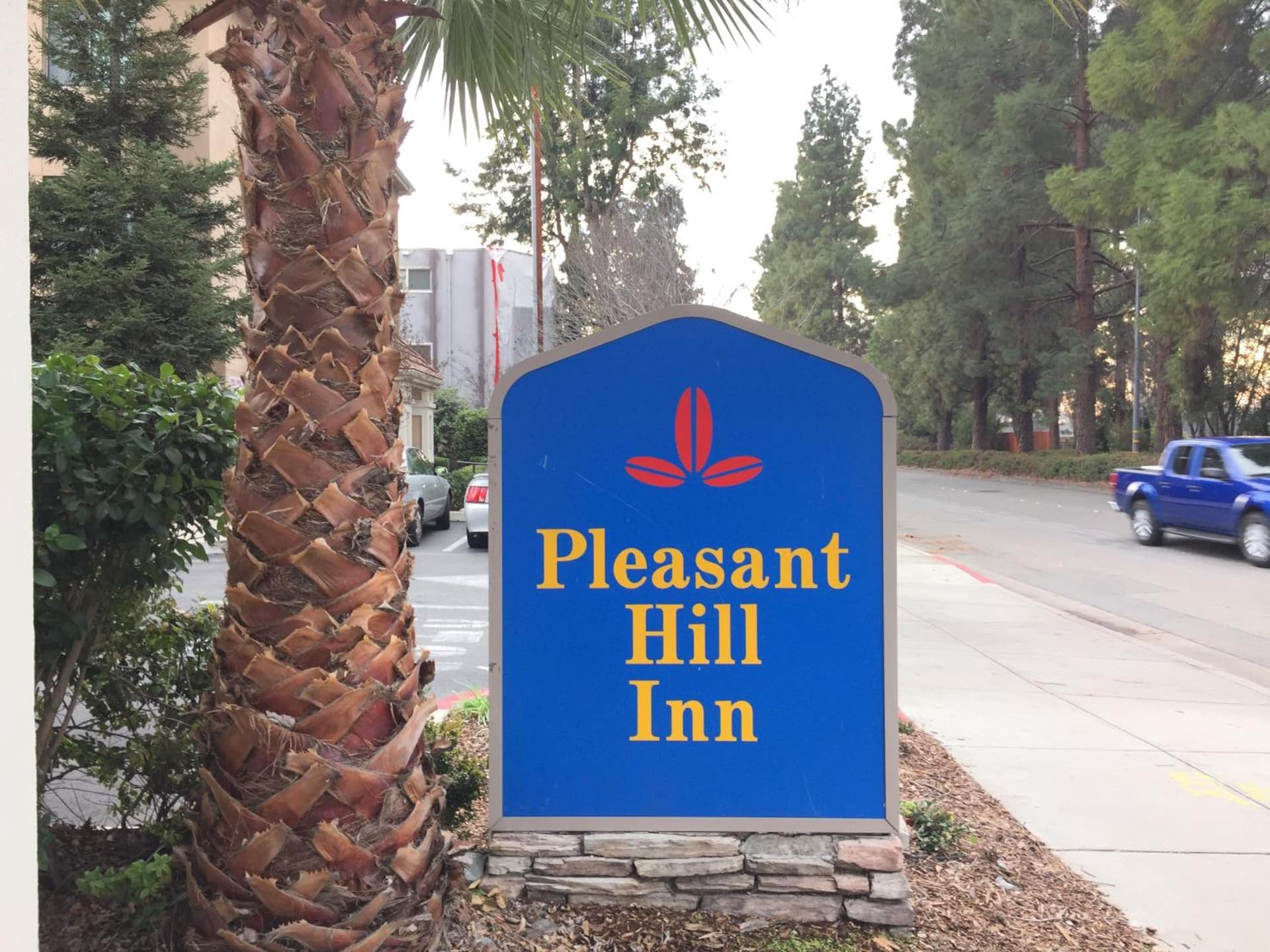 Pleasant Hill Inn interior in Pleasant Hill, CA — gallery photo 2