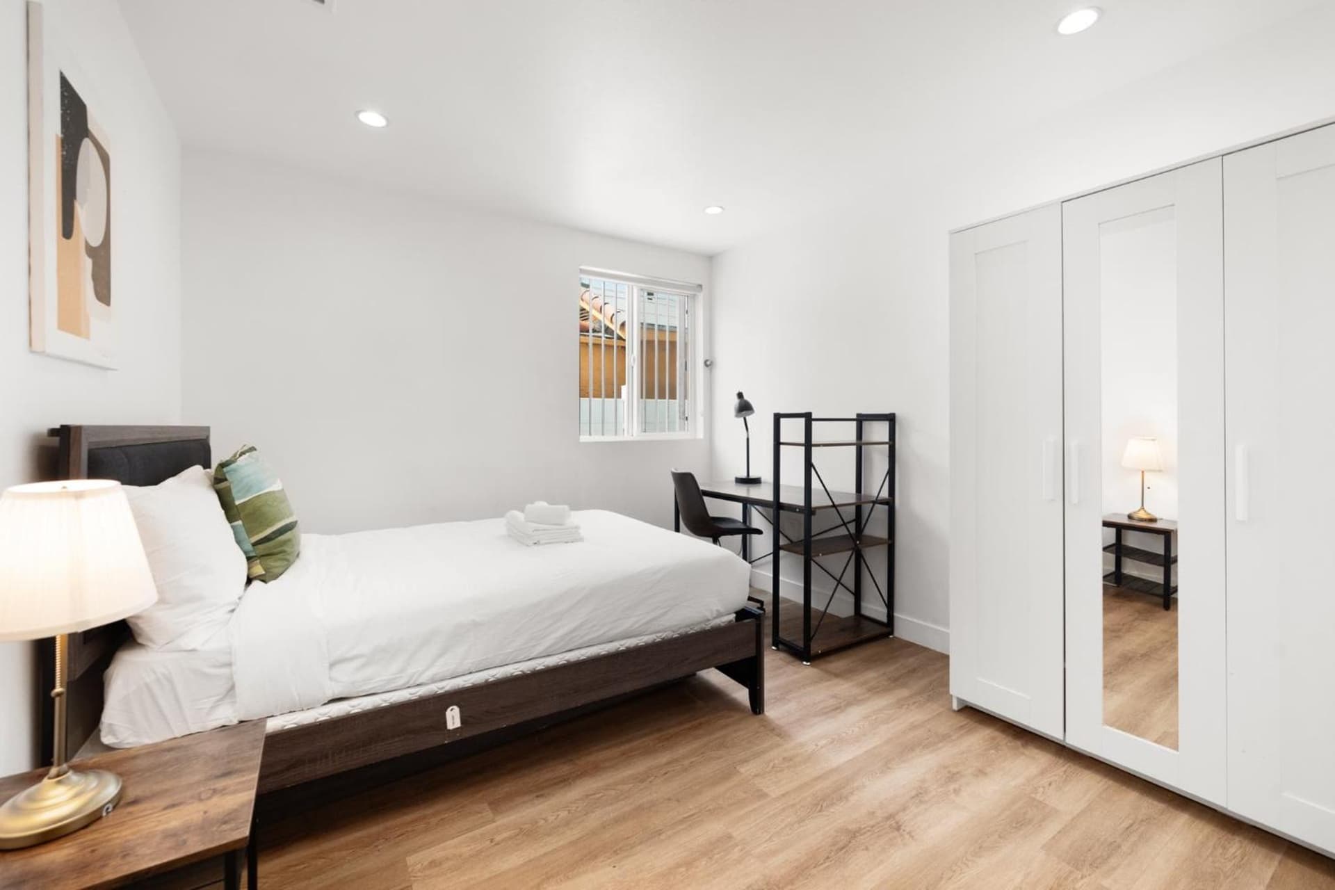 Charming Urban Retreat near USC in LA- Private room with Share Living room with Kitchen property views in Los Angeles, CA — gallery photo 3