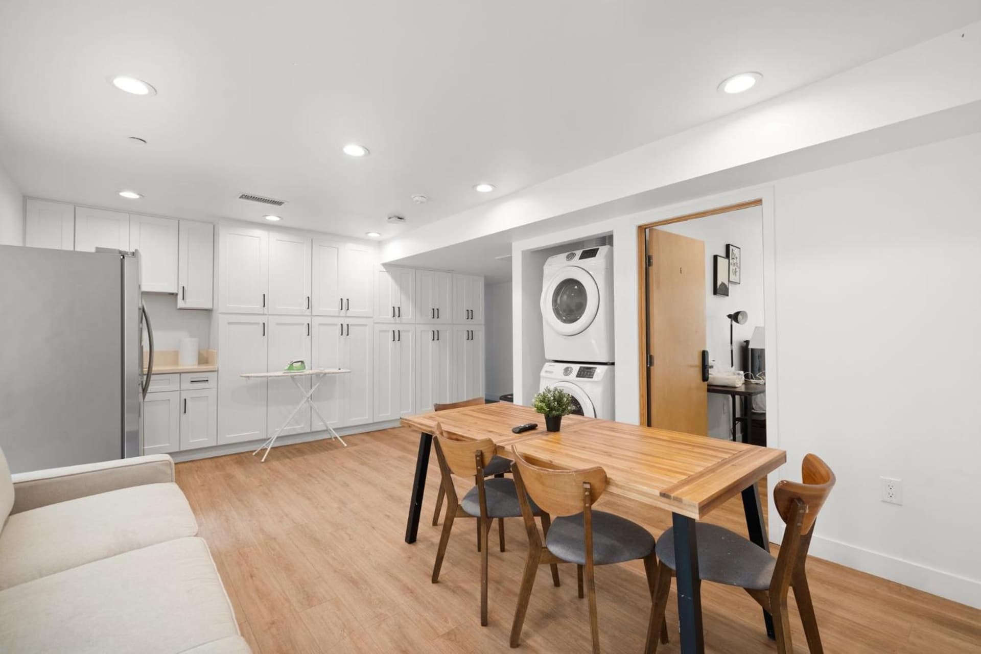Modern Getaway in the Heart of LA near USC, Private room with share Living room and kitchen property views in Los Angeles, CA — gallery photo 3