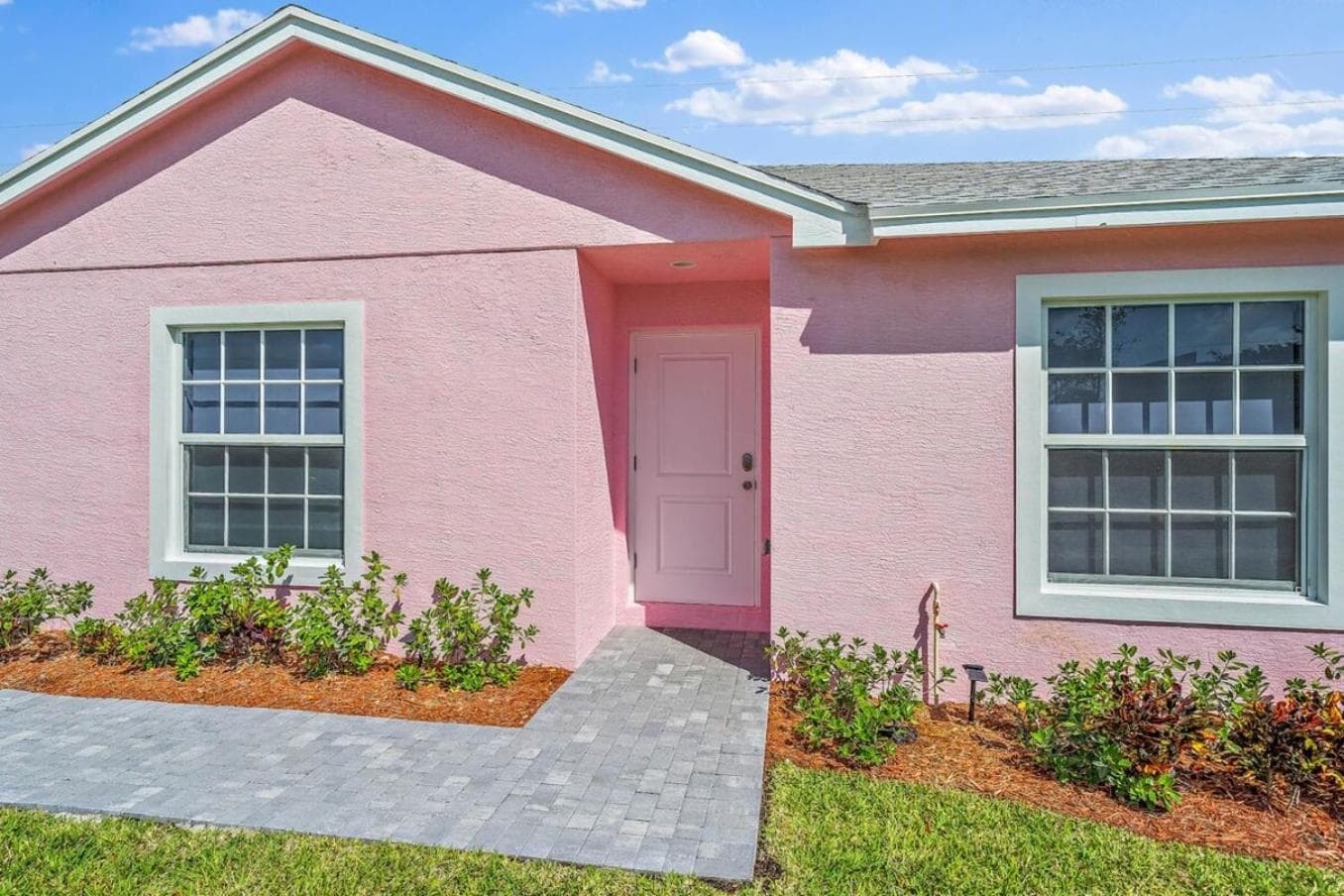 New! Few minutes to Downtown, 10 to the Beach! featured exterior or lobby in West Palm Beach, FL — similar hotel