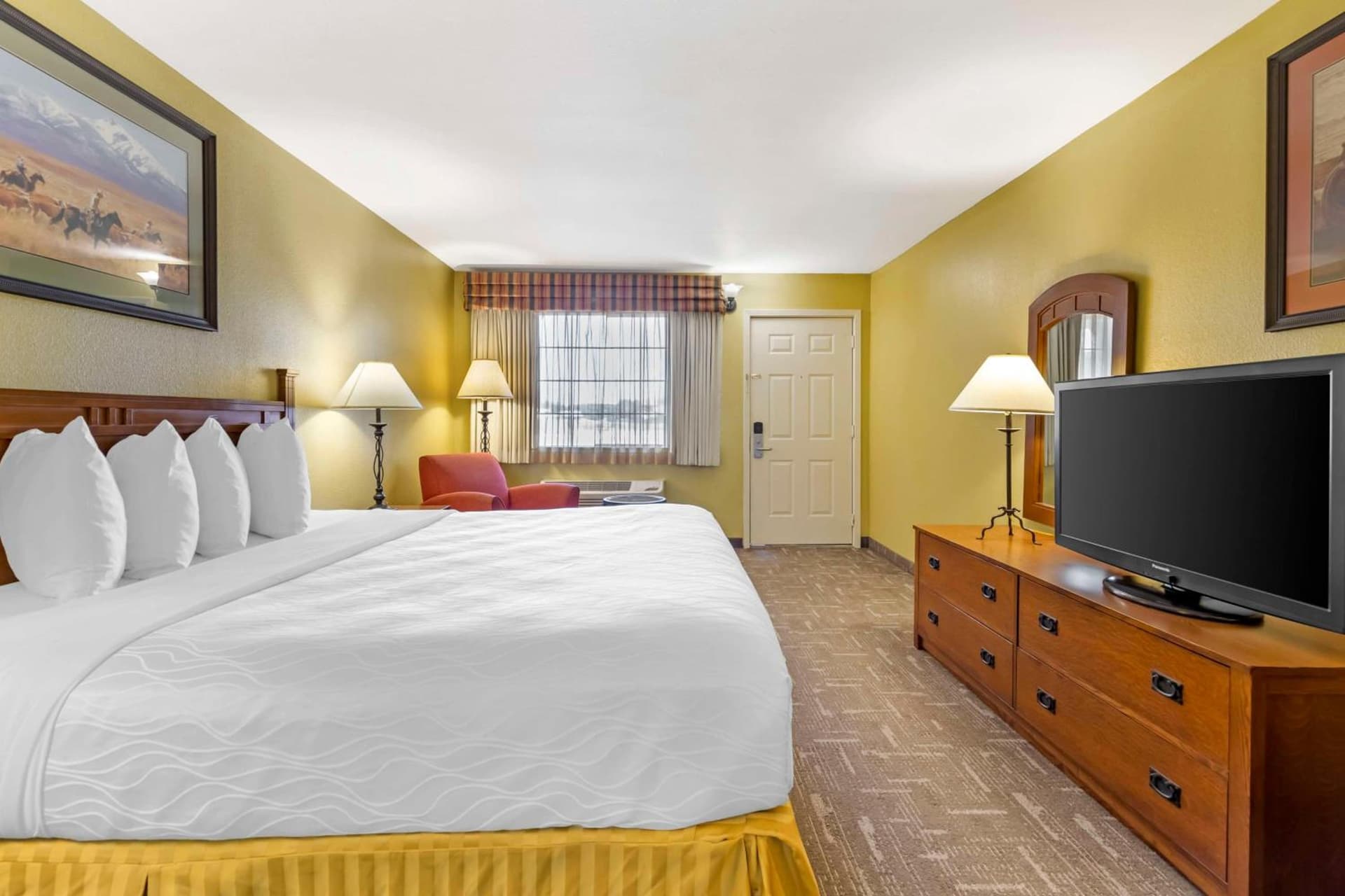 Best Western Executive Inn interior in Hallettsville, TX — gallery photo 2