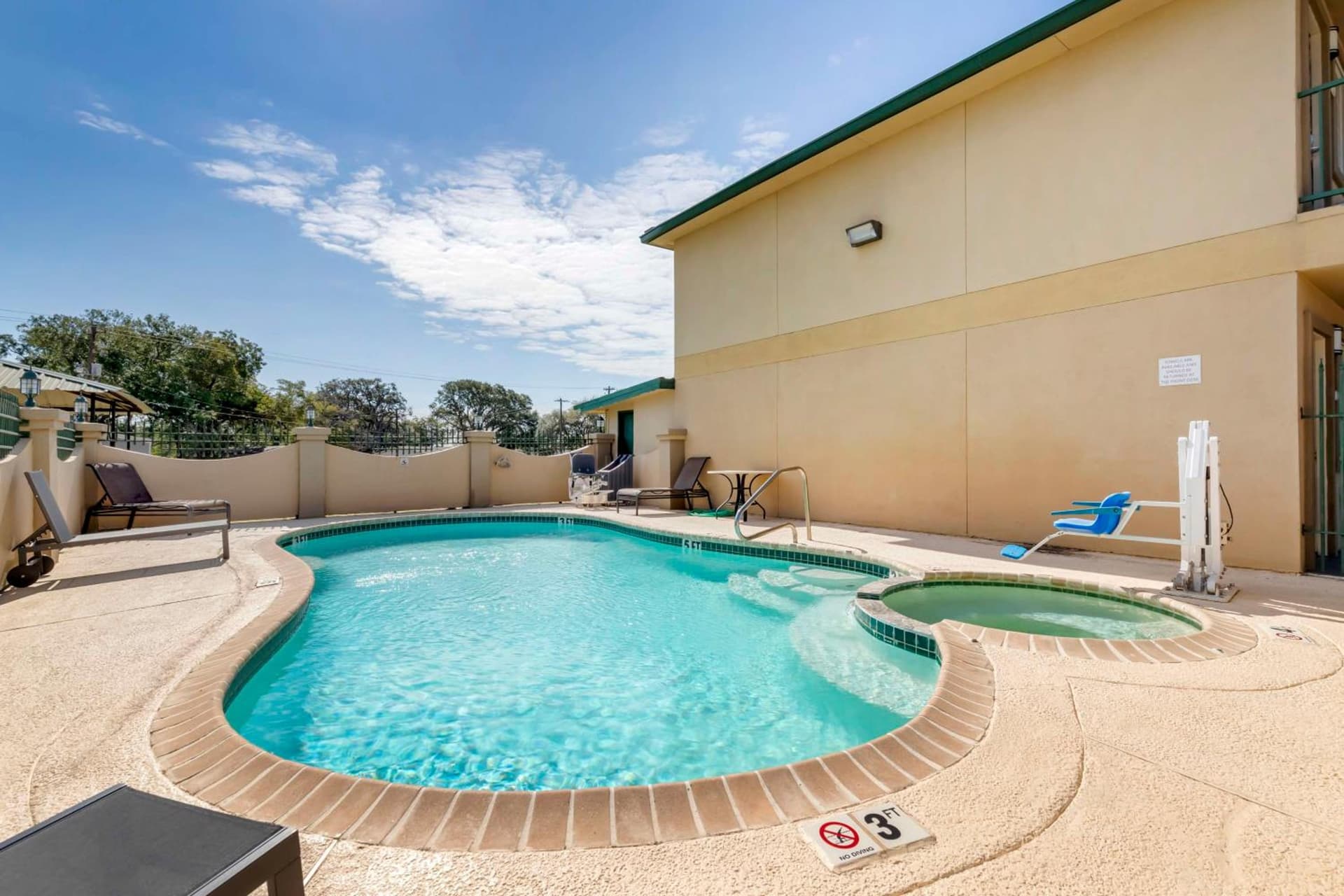 Best Western Executive Inn property views in Hallettsville, TX — gallery photo 3
