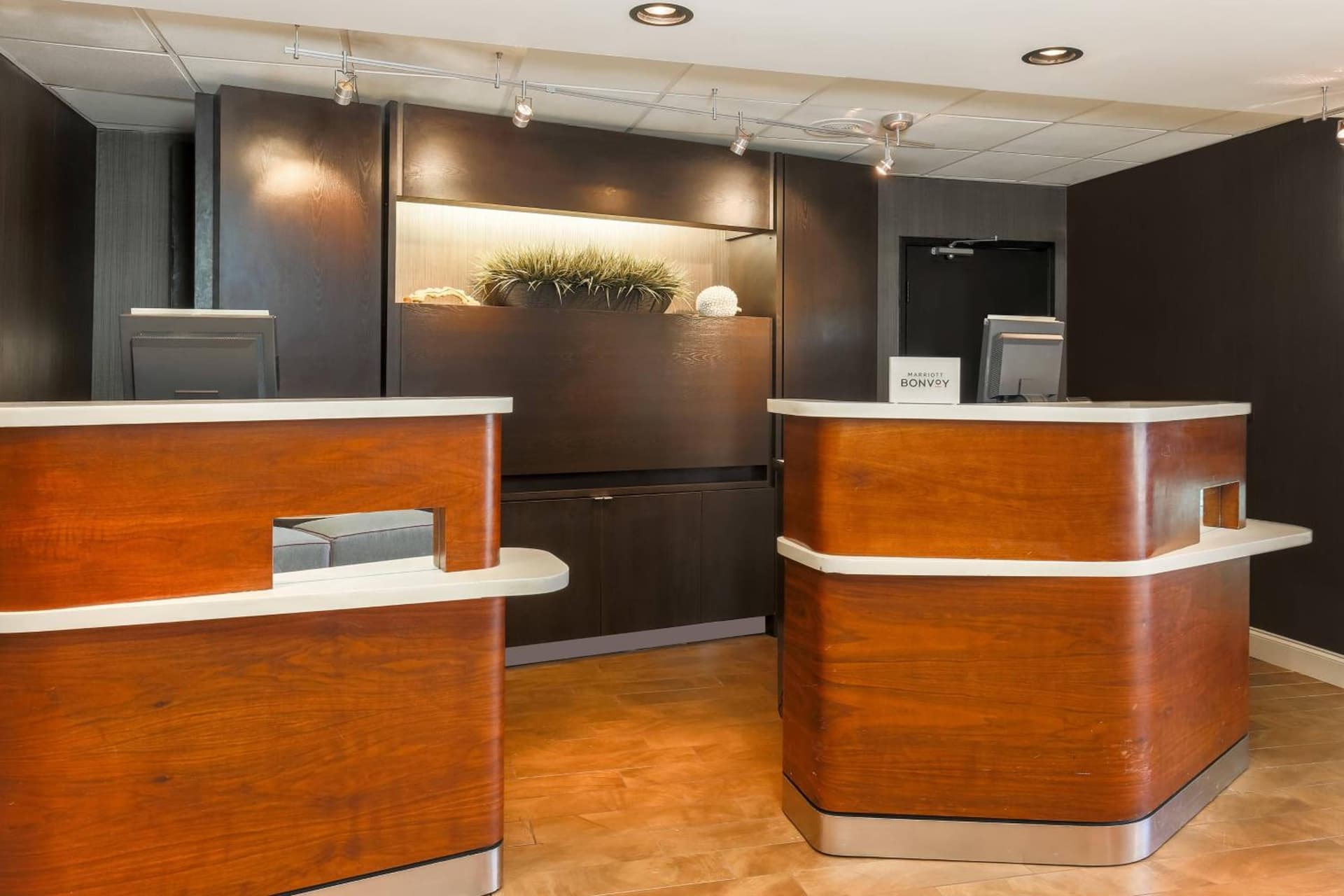 Courtyard by Marriott Monroe Airport interior in Monroe, LA — gallery photo 2