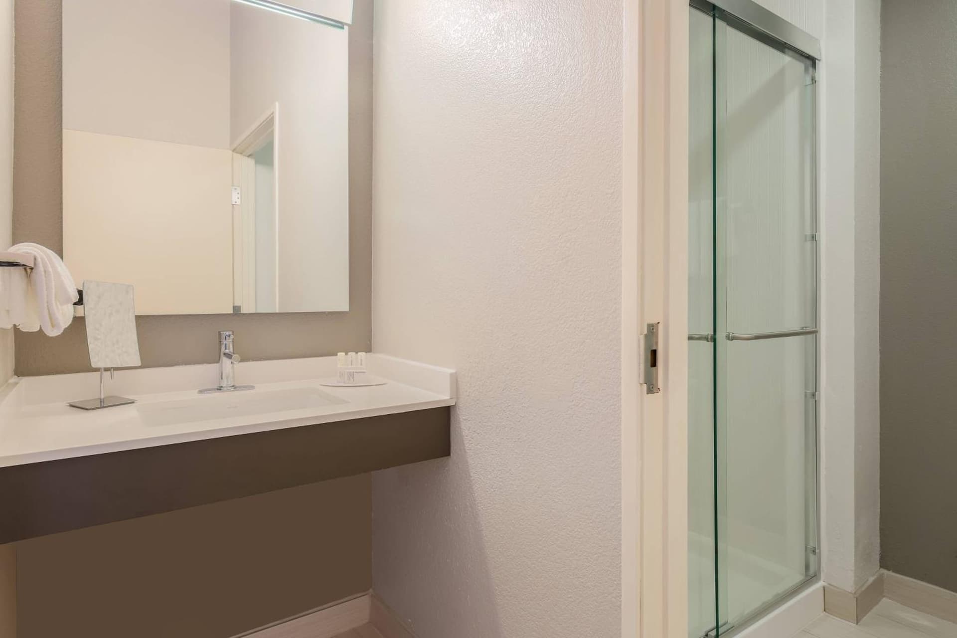 Courtyard by Marriott Monroe Airport interior in Monroe, LA — gallery photo 2
