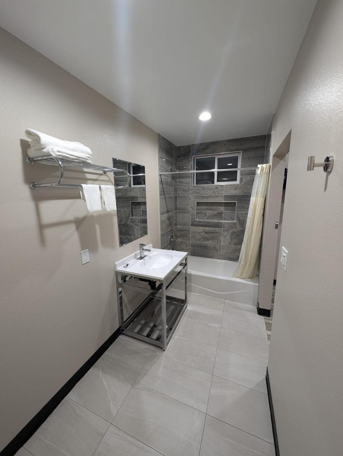 Star Inn Hotel property views in Maywood, CA — gallery photo 3