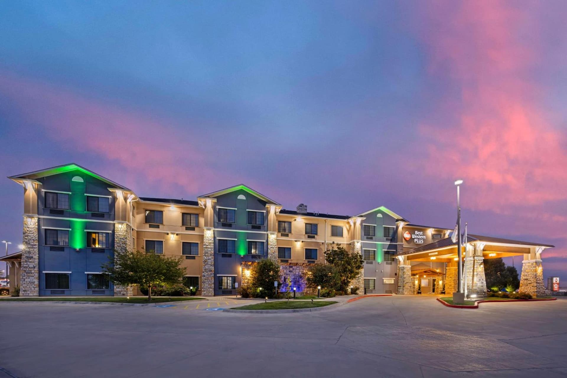 Best Western Plus Emerald Inn & Suites — hotel in Garden City, Kansas