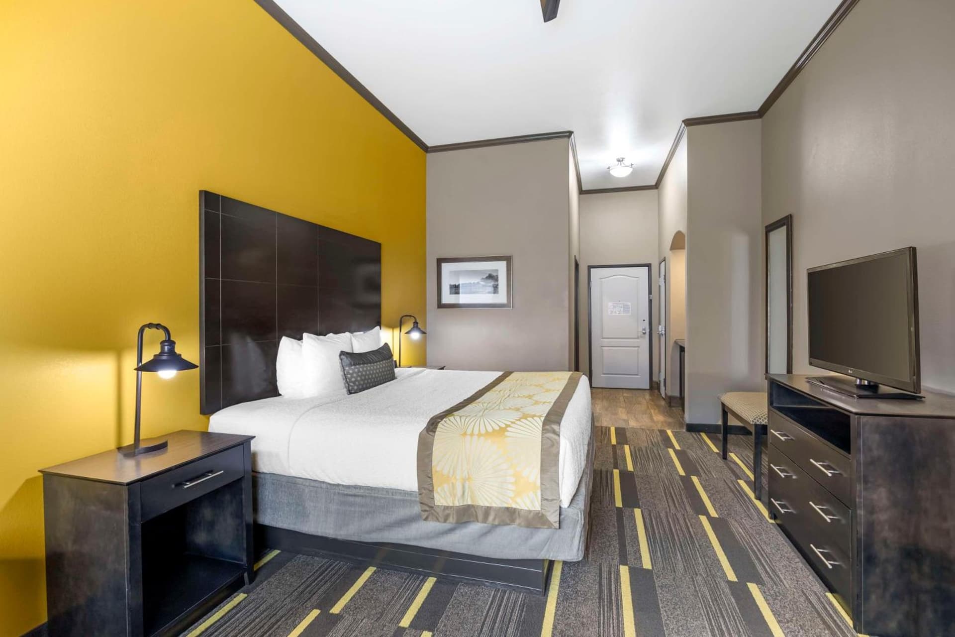 Best Western Plus Emerald Inn & Suites property views in Garden City, KS — gallery photo 3