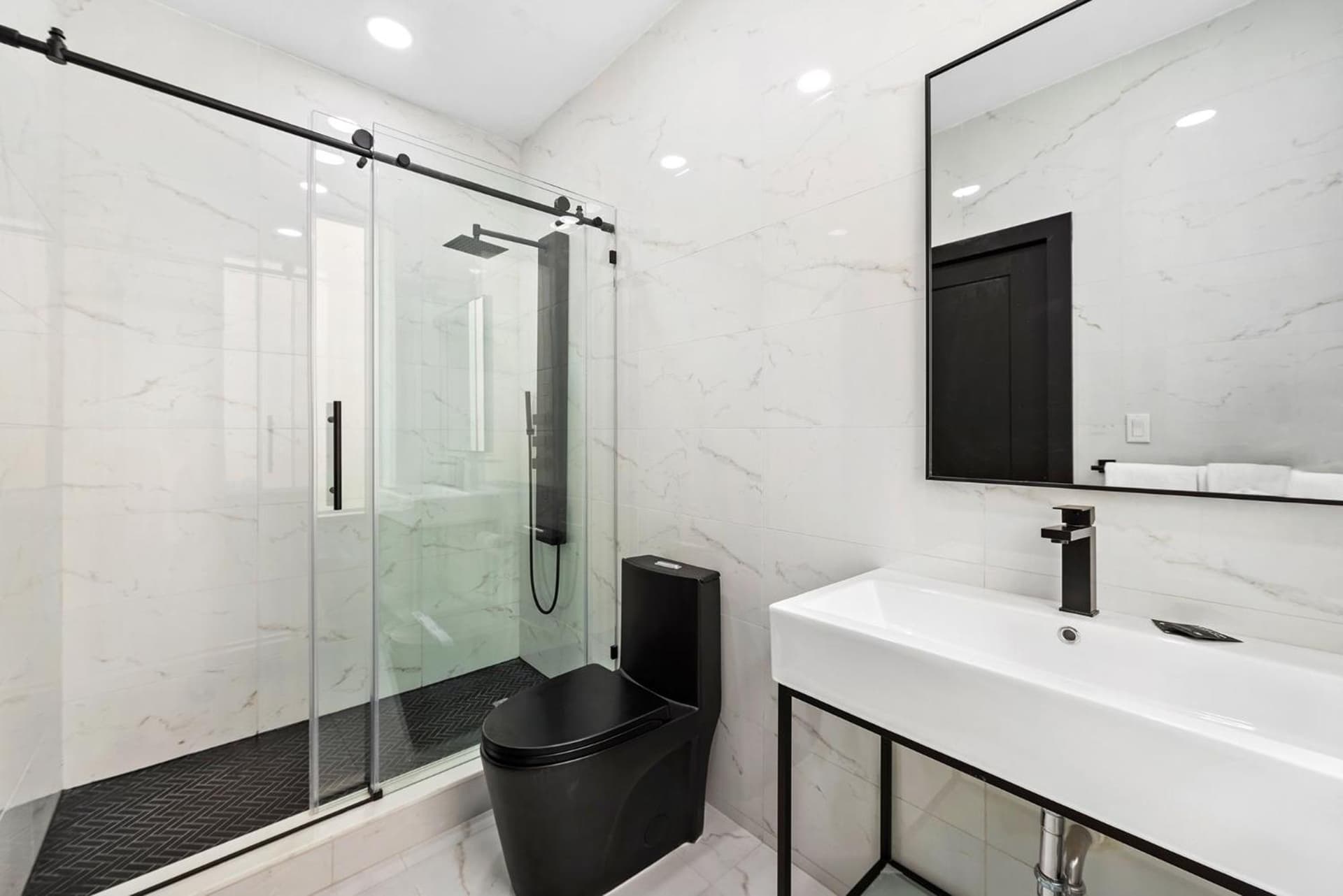 Luxuri Suites interior in Miami Beach, FL — gallery photo 2