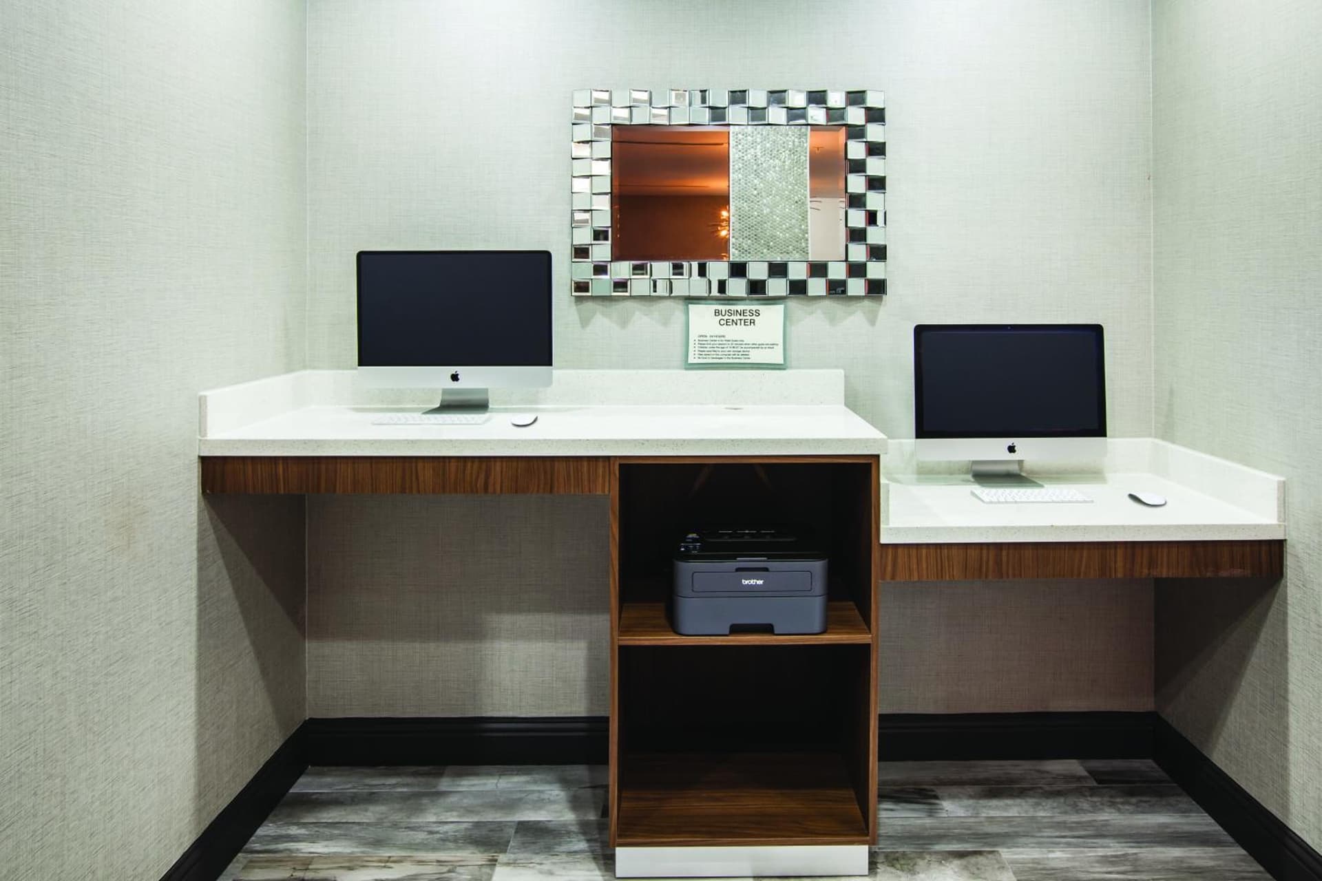 La Quinta Inn & Suites Port Allen La interior in Port Allen, LA — gallery photo 2