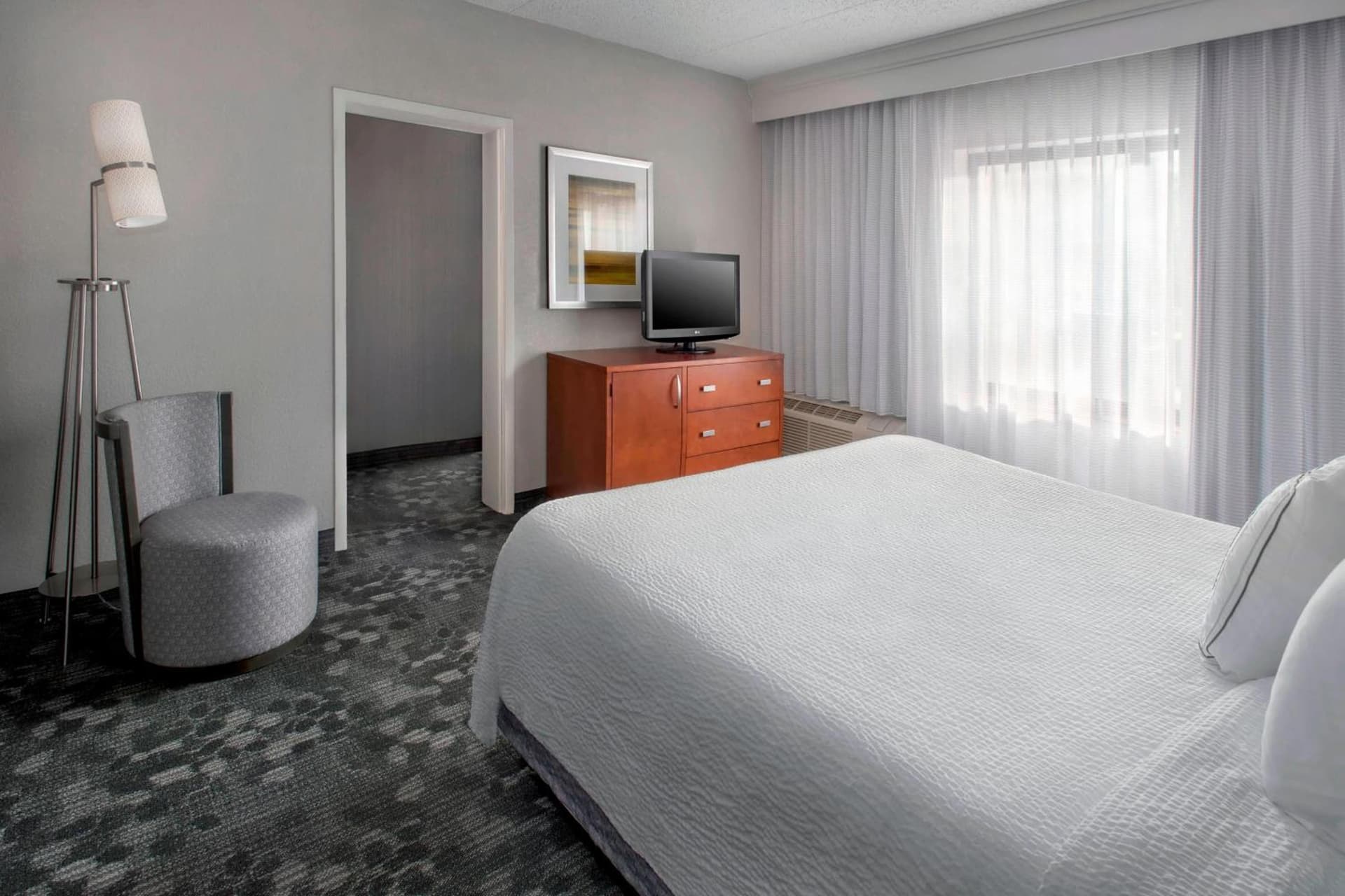 Courtyard Newark Liberty International Airport property views in Newark, NJ — gallery photo 3