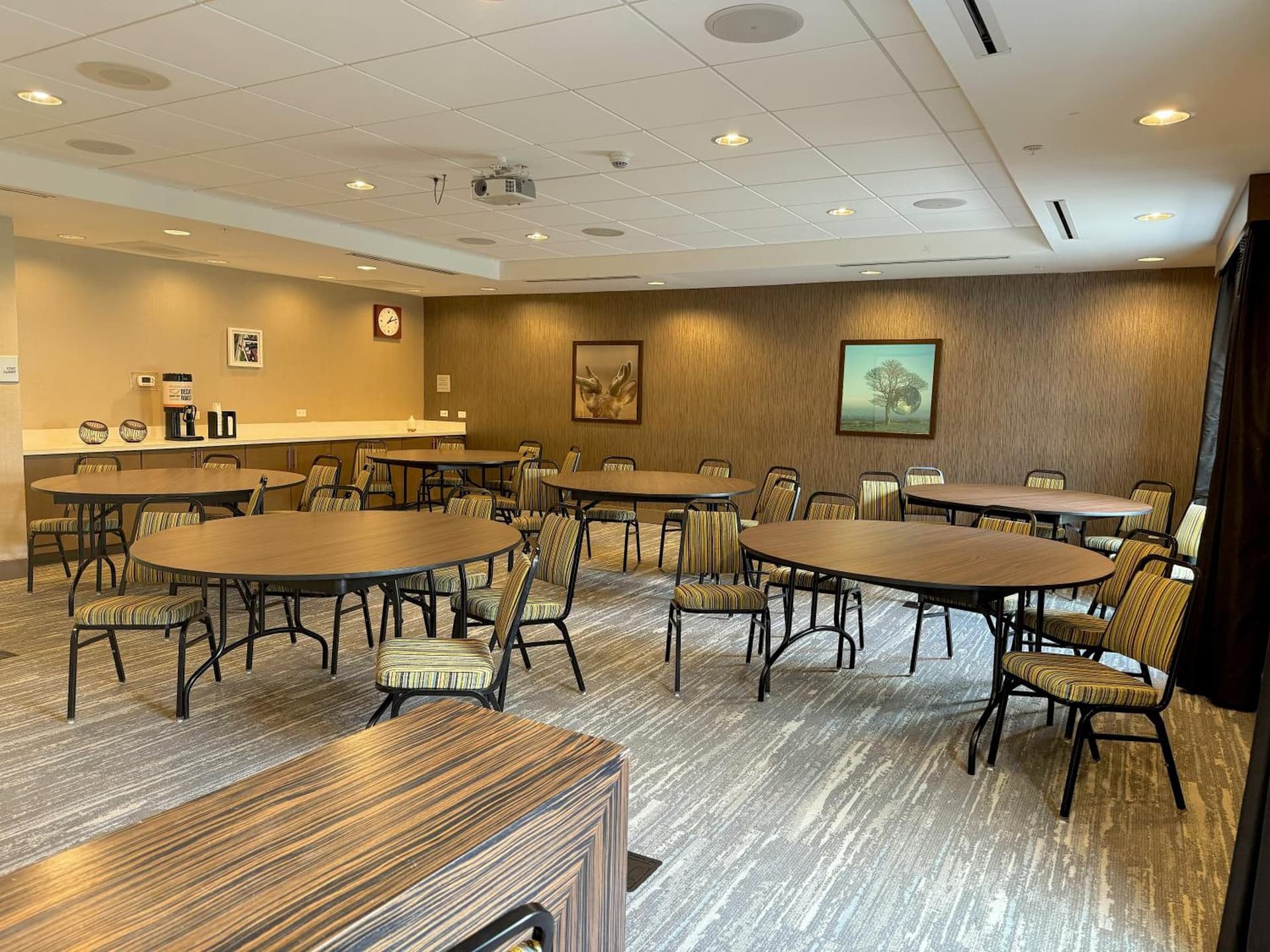 Hampton Inn & Suites Saint Paul Oakdale Woodbury gallery photo in Woodbury, MN — image 35
