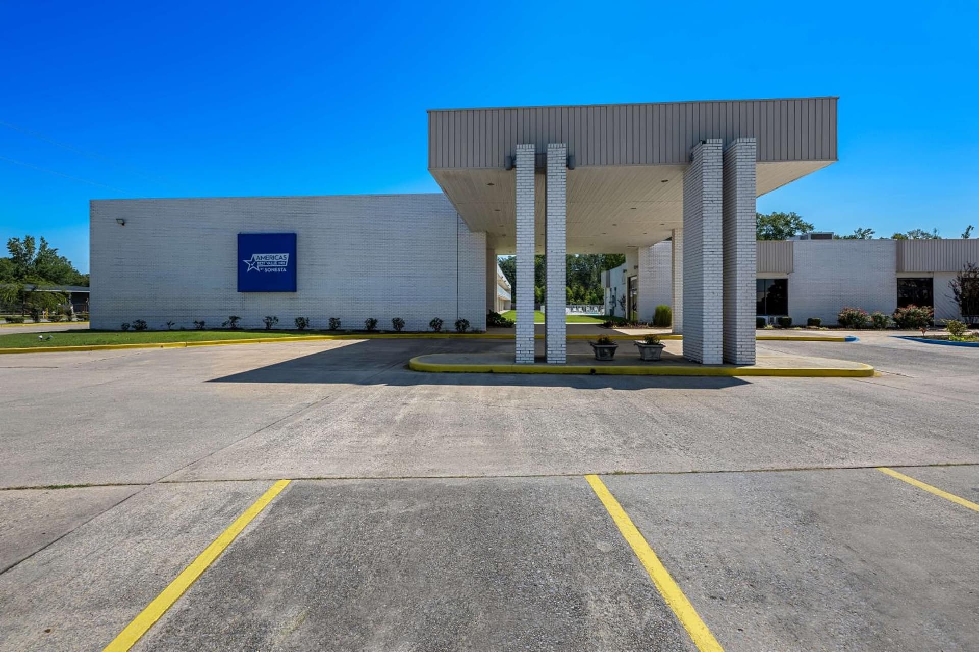 Americas Best Value Inn Hamilton featured exterior or lobby in Hamilton, AL — similar hotel