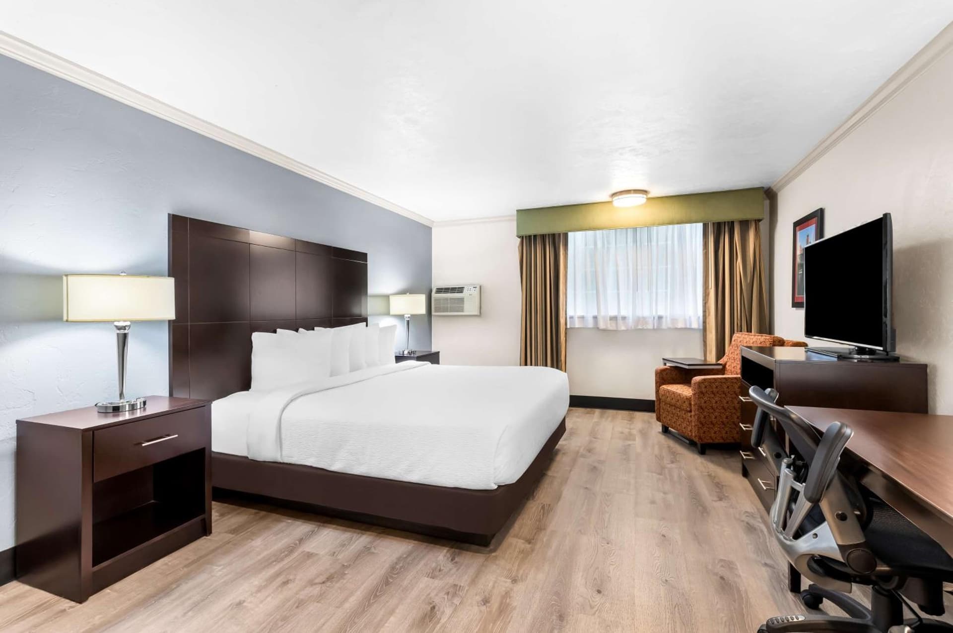 Best Western Plus Parkway Inn property views in Wilsonville, OR — gallery photo 3