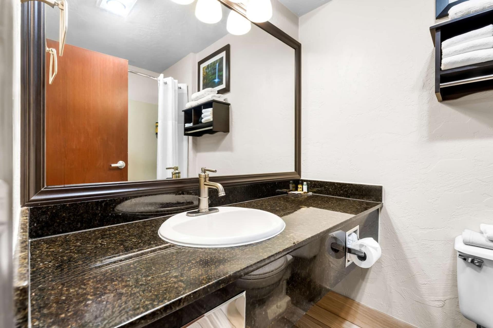 Best Western Plus Parkway Inn interior in Wilsonville, OR — gallery photo 2
