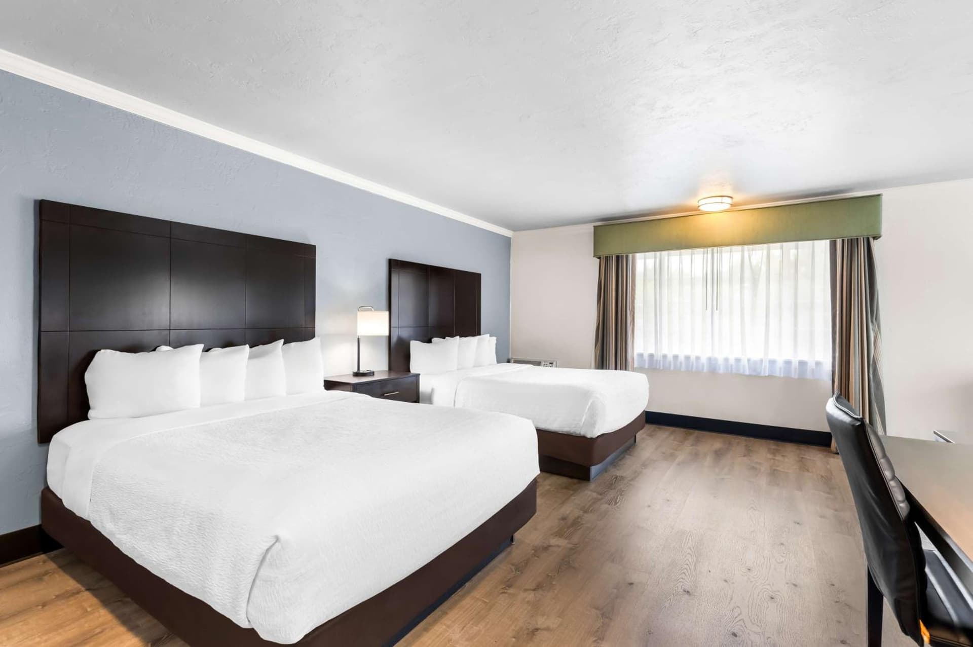 Best Western Plus Parkway Inn interior in Wilsonville, OR — gallery photo 2