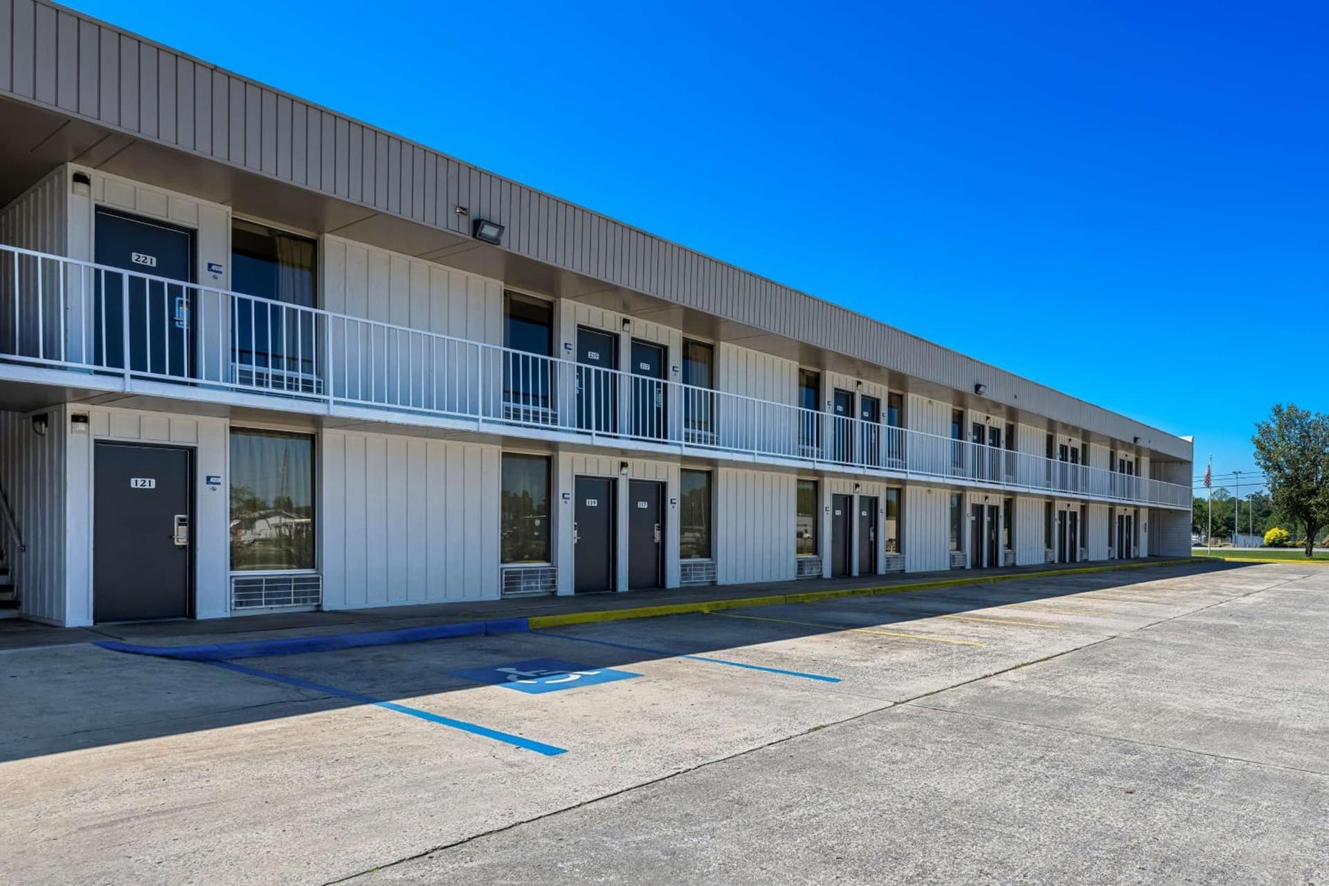 Americas Best Value Inn Hamilton interior in Hamilton, AL — gallery photo 2