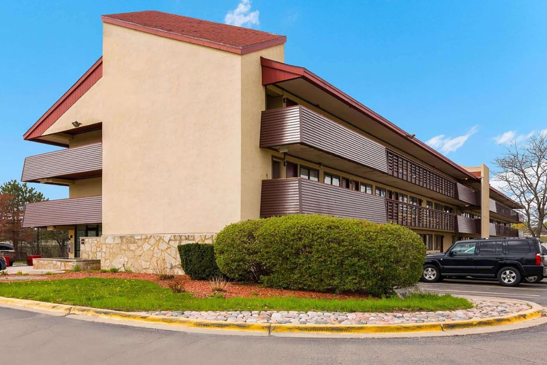 Super 8 by Wyndham Deerfield - Northbrook featured exterior or lobby in Deerfield, IL — similar hotel