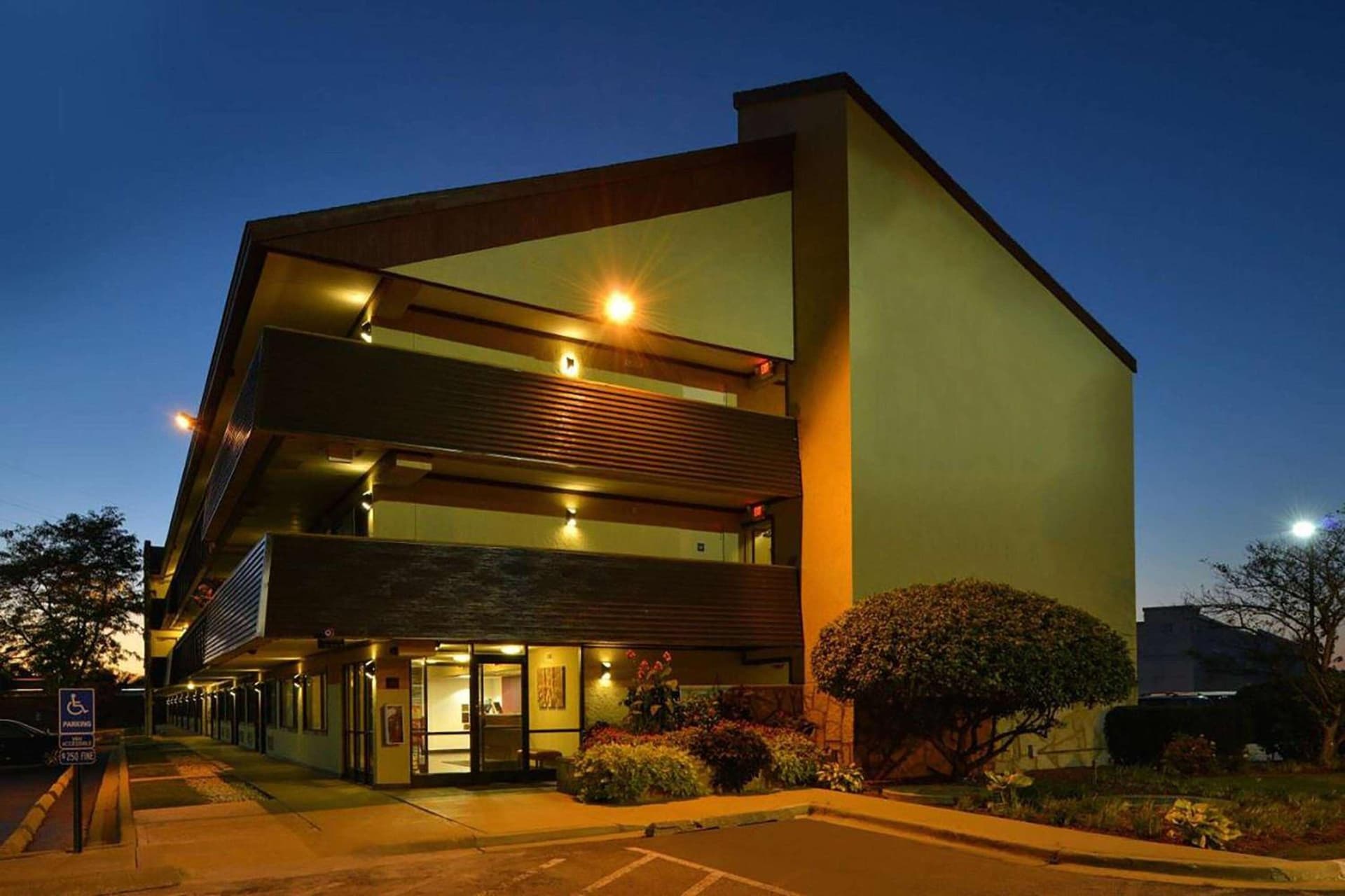 Super 8 by Wyndham Deerfield - Northbrook interior in Deerfield, IL — gallery photo 2