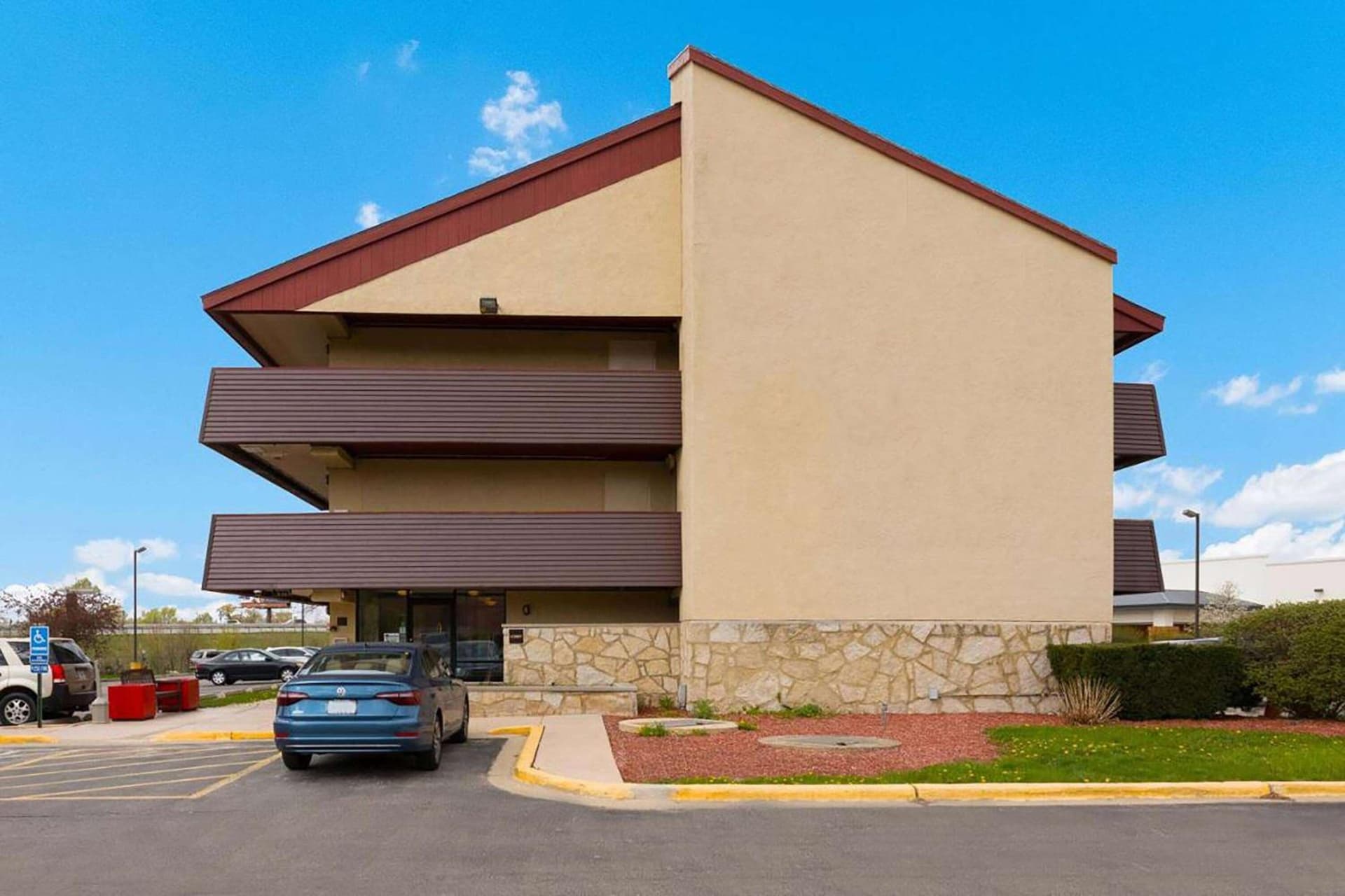 Super 8 by Wyndham Deerfield - Northbrook property views in Deerfield, IL — gallery photo 3