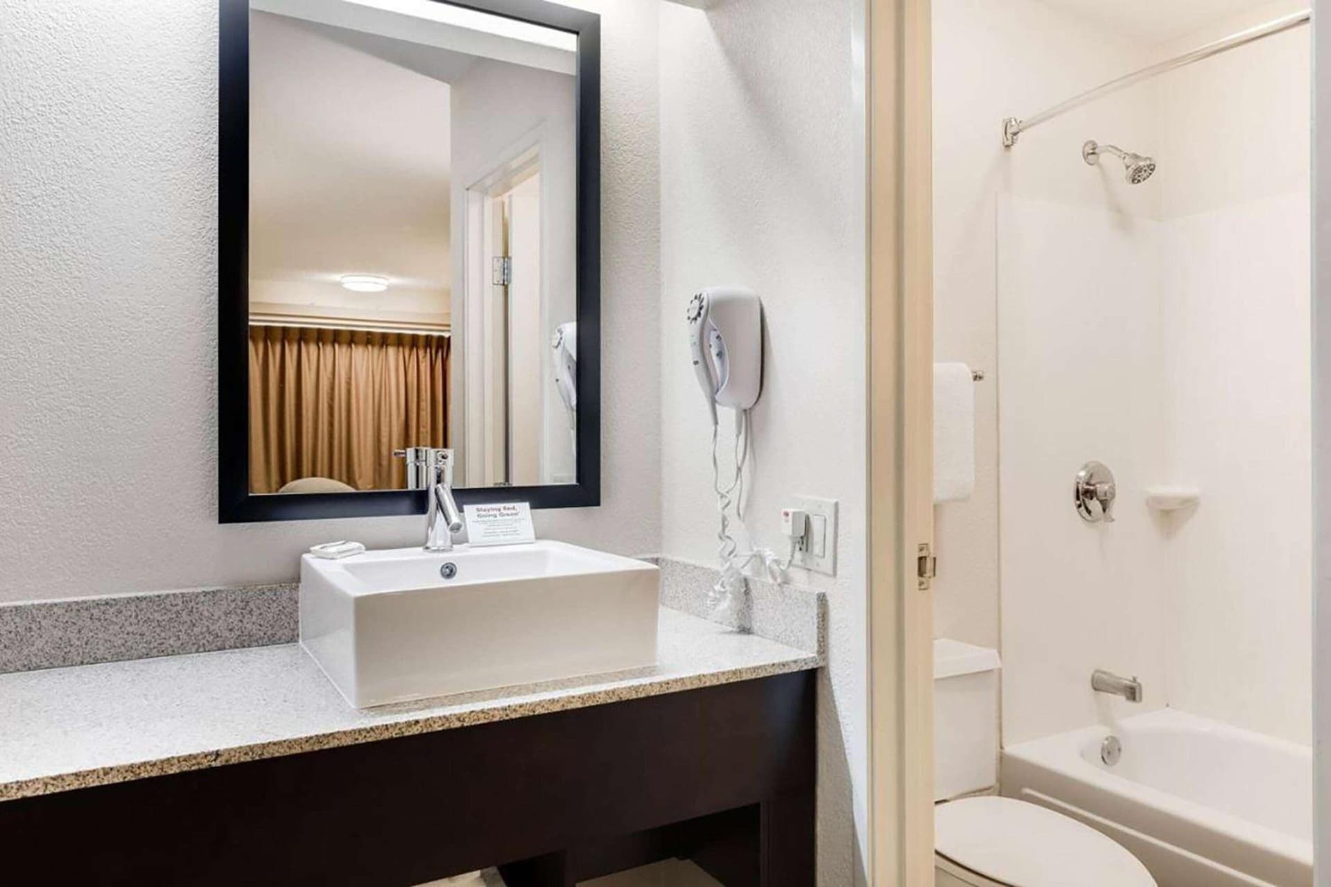 Super 8 by Wyndham Deerfield - Northbrook gallery photo in Deerfield, IL — image 9